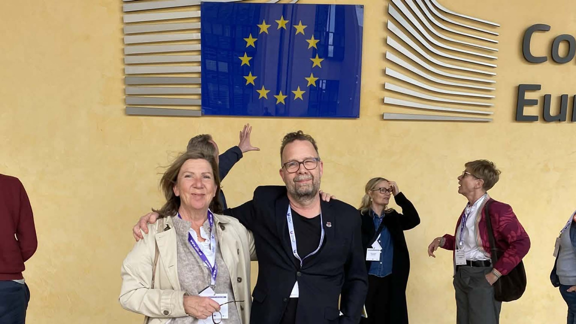 Bilden visar Sofie och Magnus utanför EU-kommissionen.