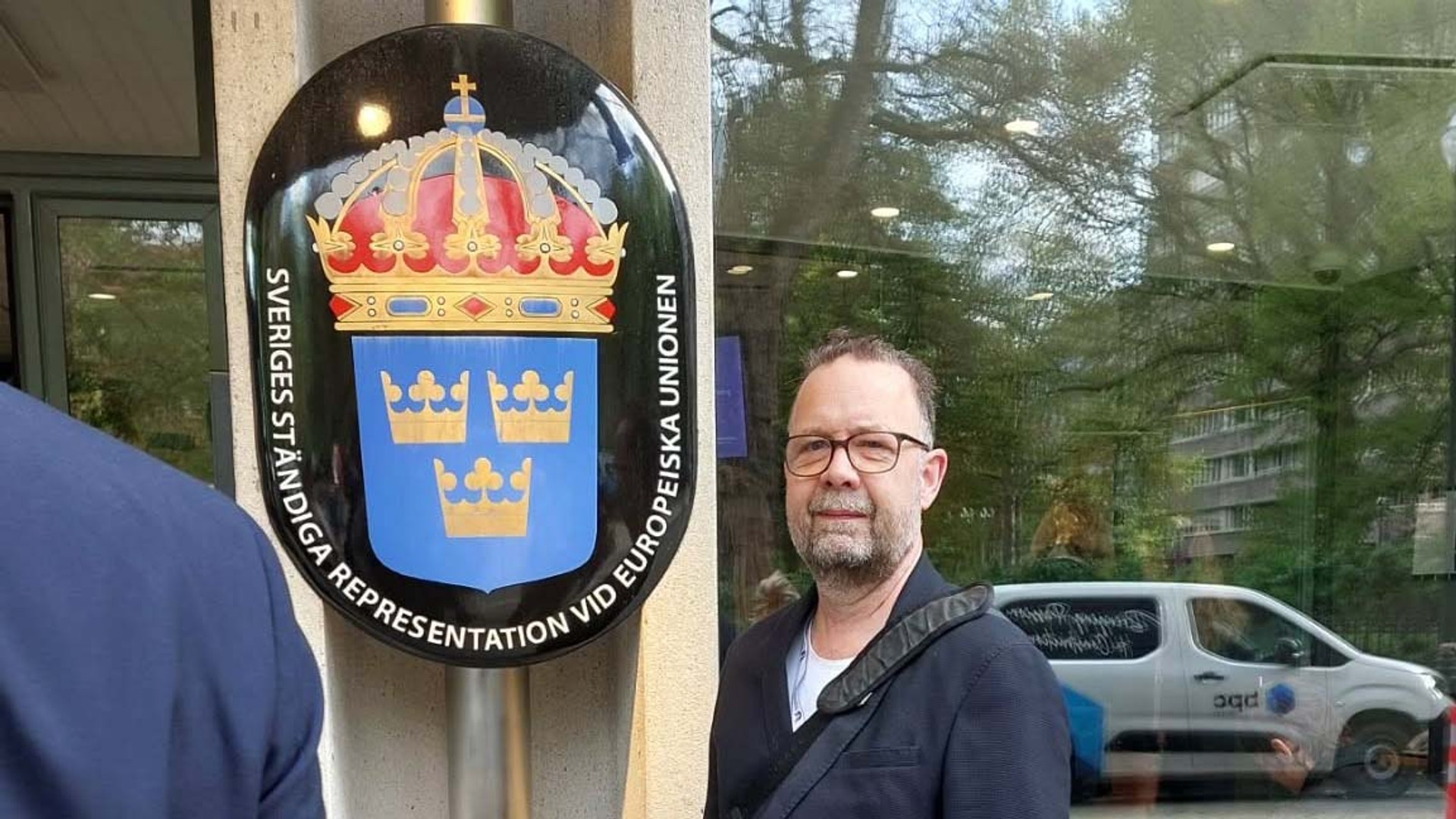 Bilden visar Magnus utanför Sveriges ständiga representation.