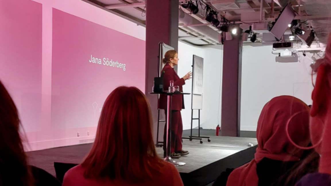 Bilden visar Jana Söderberg som var en av föreläsarna på Fotografiska muséet.