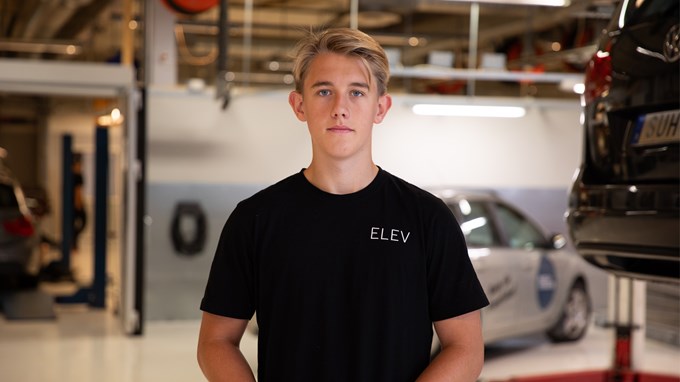 Bild som visar en elev i fordsonshallen.