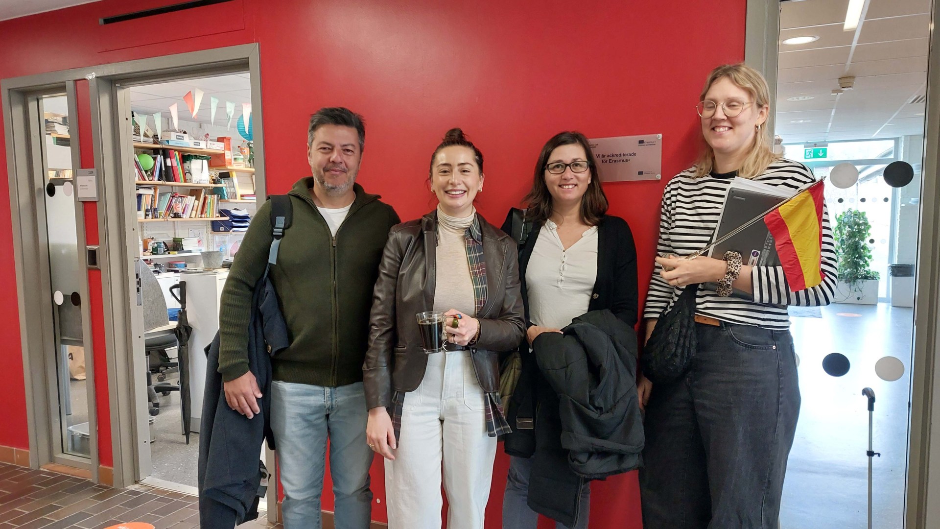 Bilden visar våra spanska besökare tillsammans med Isabella och Frida.