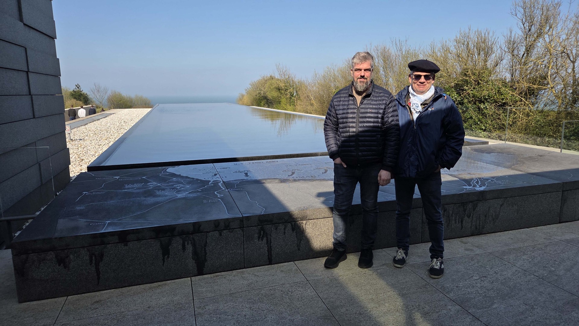 Marcus och Vincent på utflykt till en fransk bil
