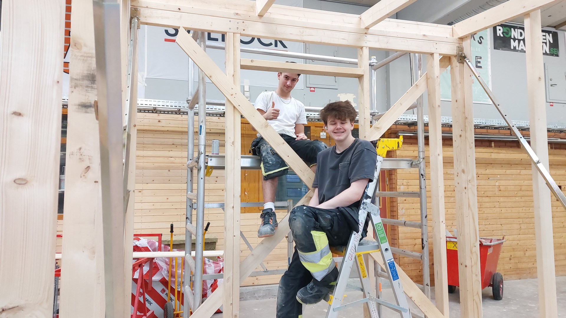 Bilden visar Joey och Matteo i BA24 som bygger valstugor till våra politiker.