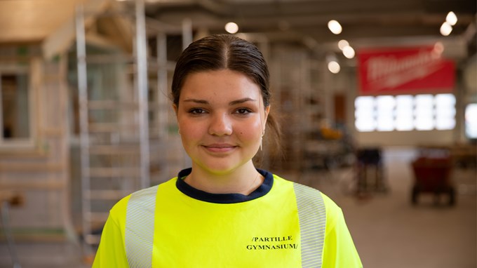 Bild som visar elev i bygghall