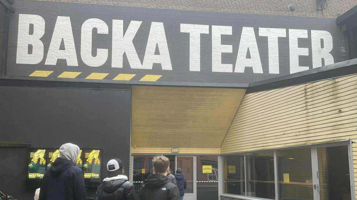 Bilden visar Backateaterns skylt.