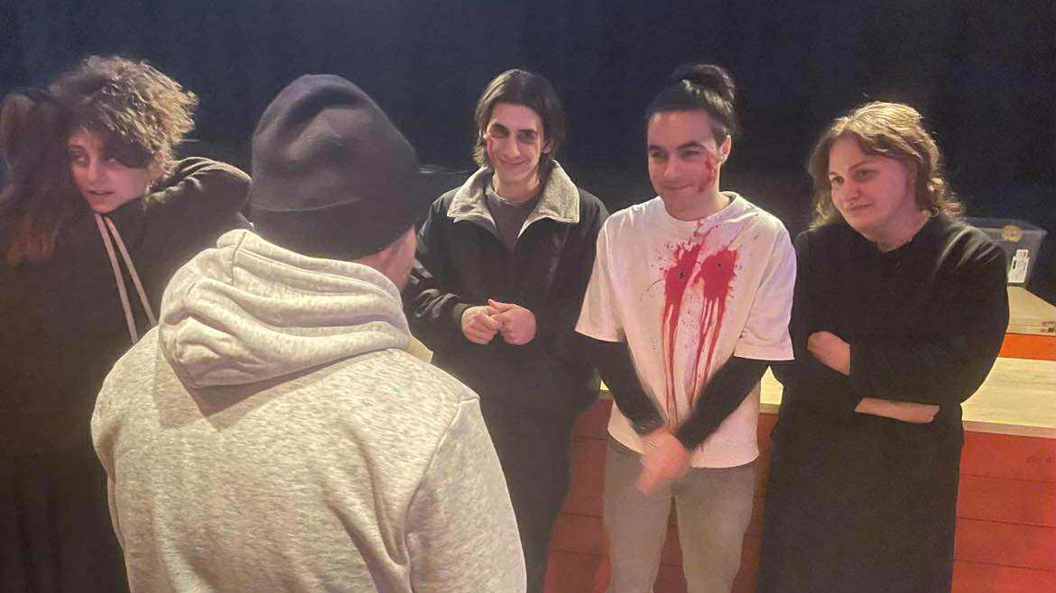 Bilden visar skådespelare på Backa-teatern.