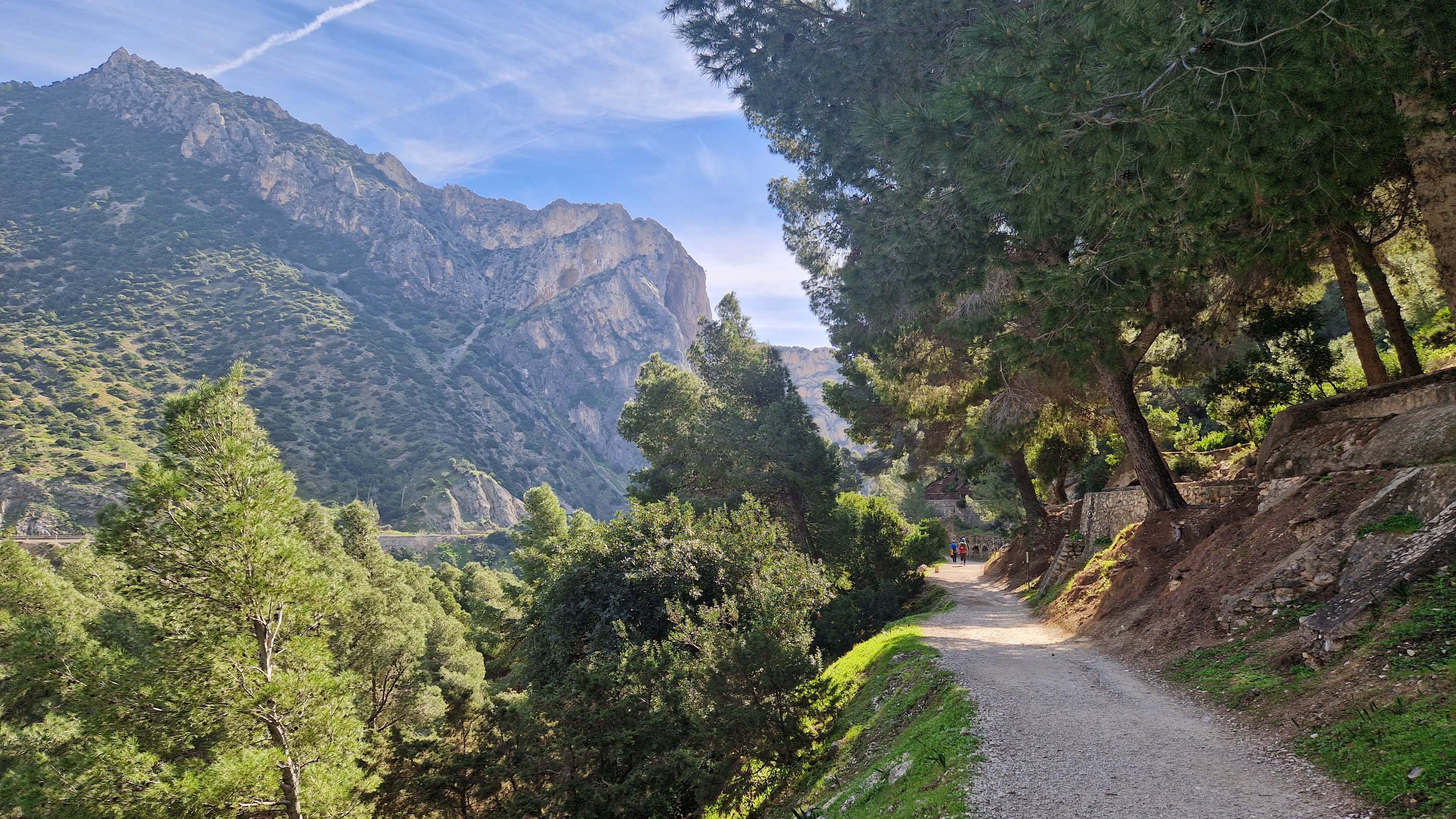 Bilden visar en bergsvy i närheten av Caminito del Rei.