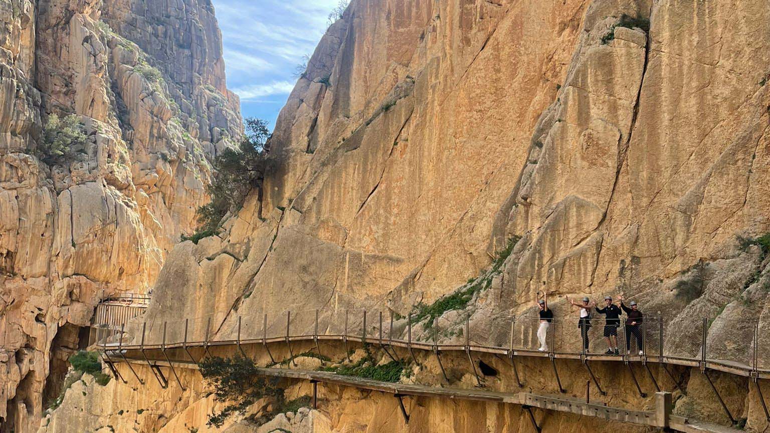 Bilden visar gångbron på Caminito del Rei.