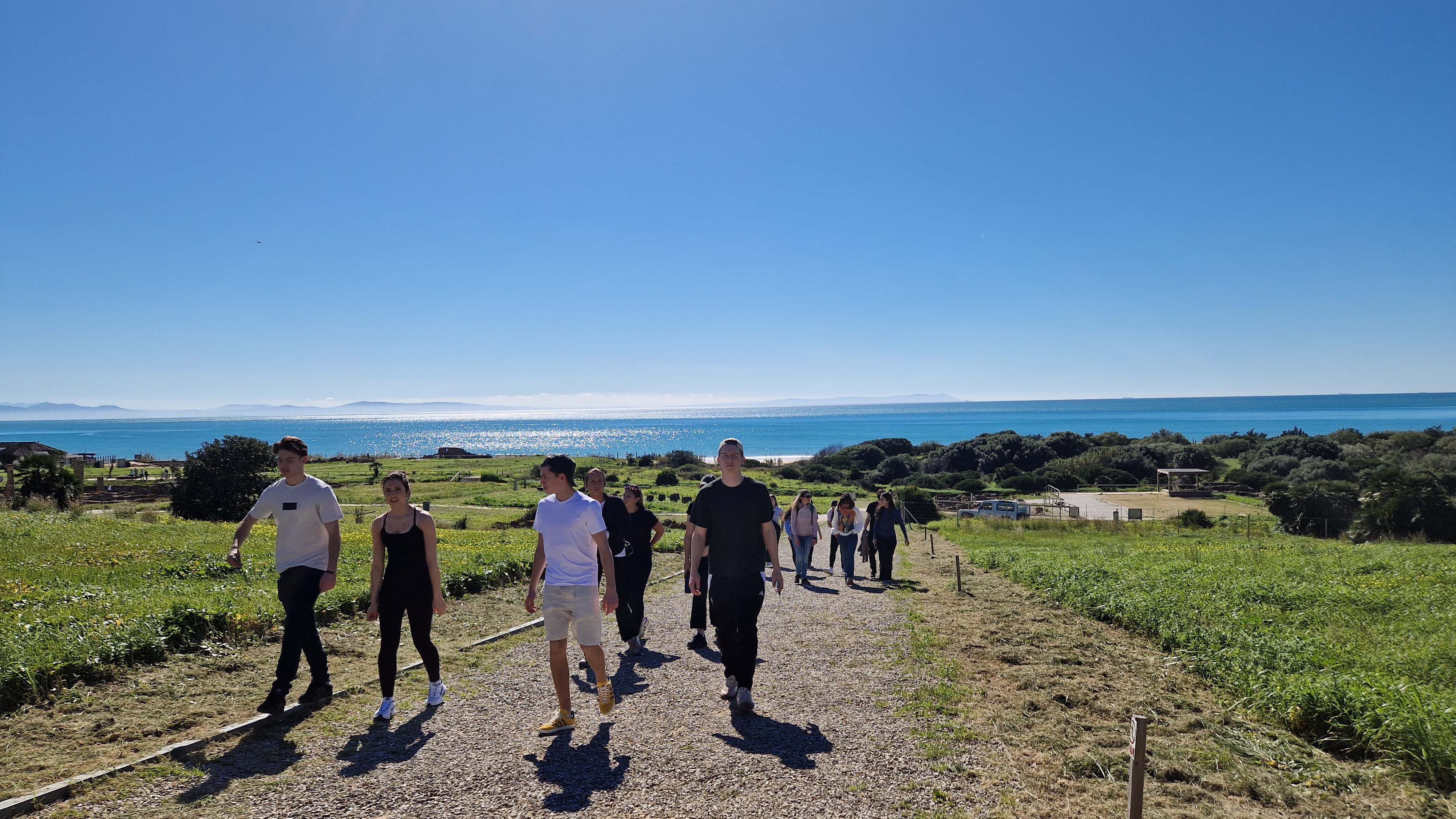 Bilden visar några av eleverna på promenad i Fuengirola.