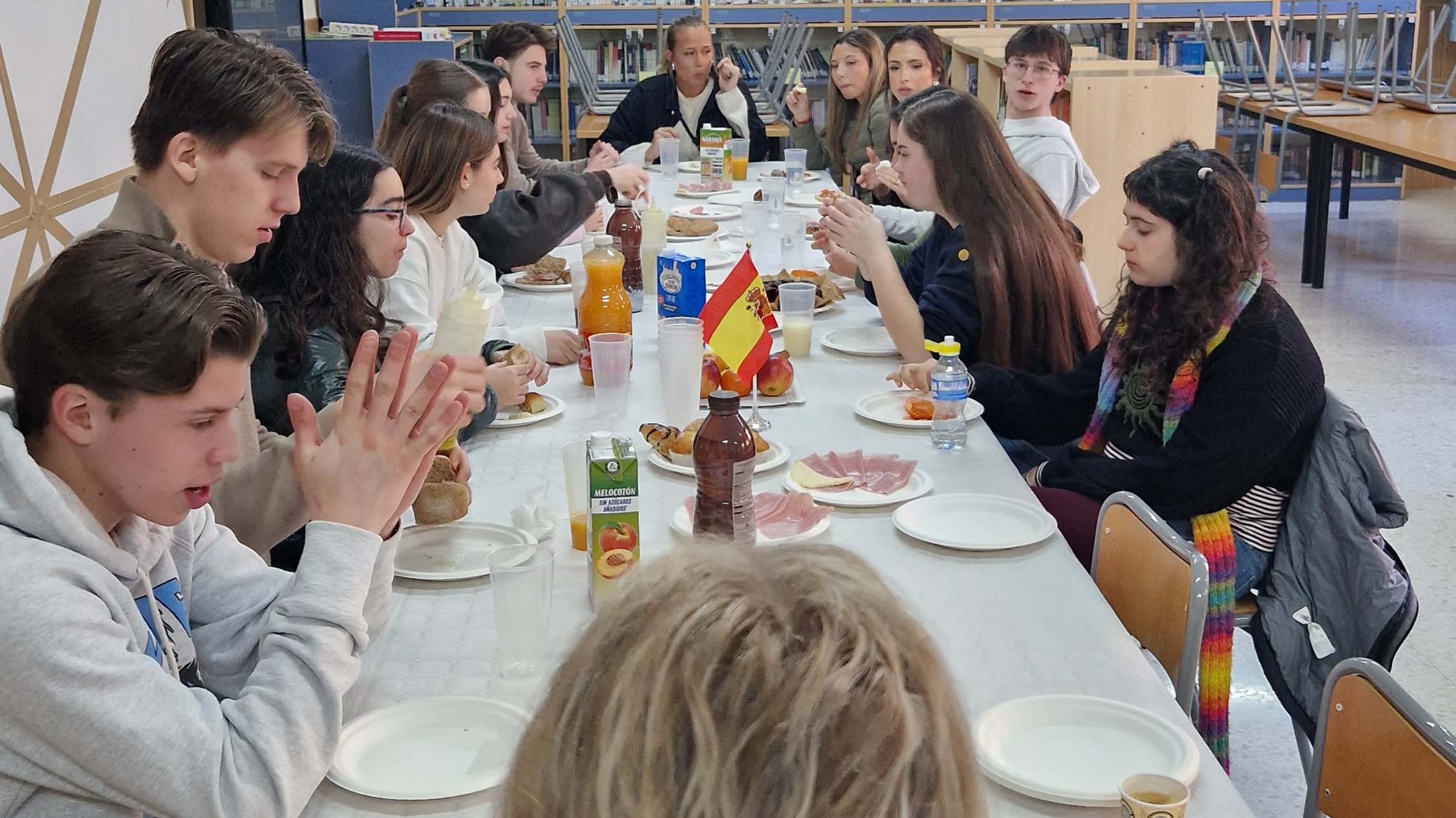 Bilden visar våra elever som är med på en lektion på vår vänskola i Fuengirola.