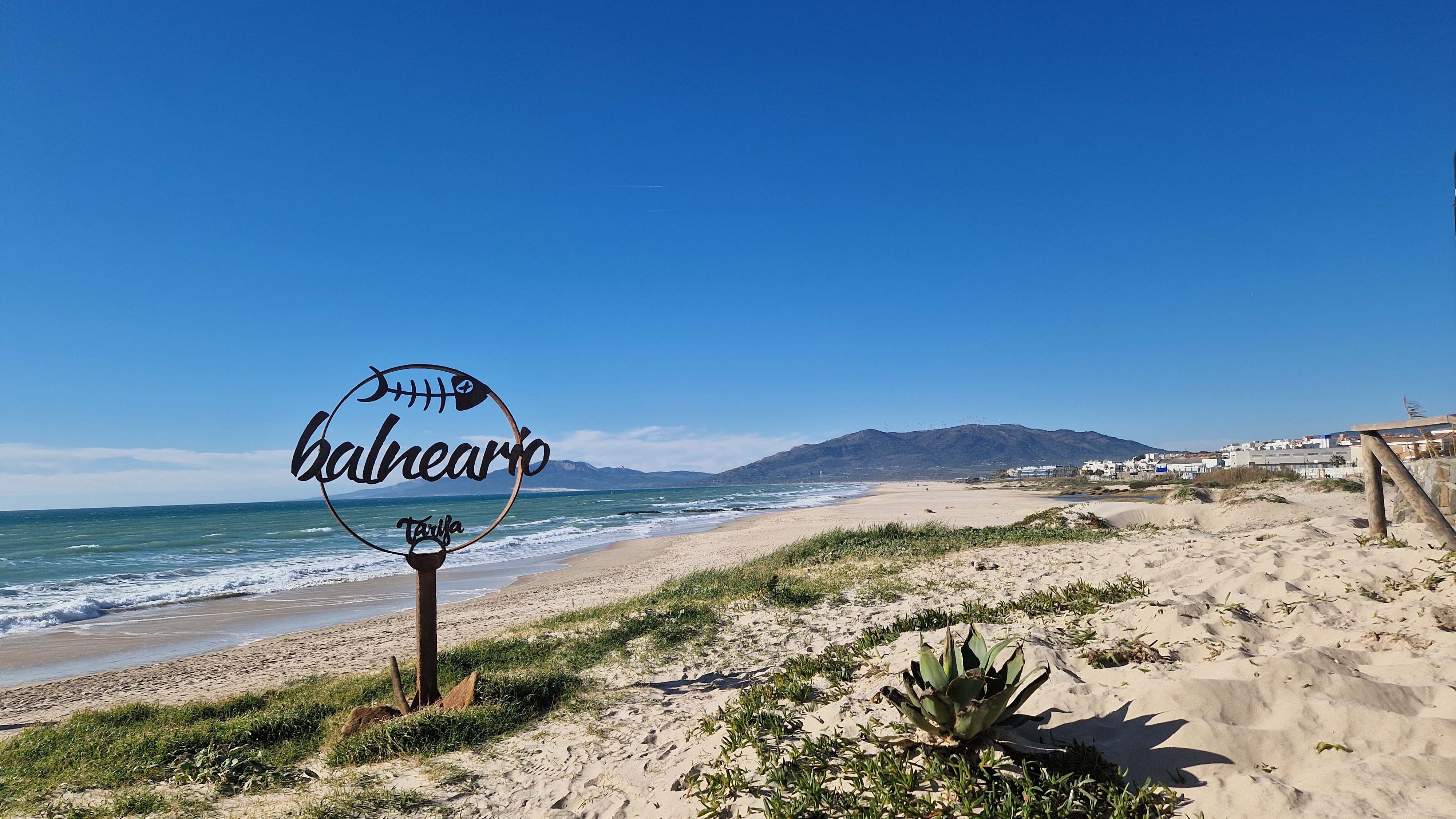 Bilden visar en strand i Tarifa.