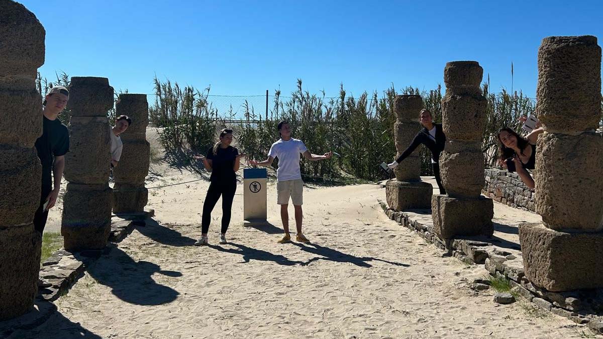 Bilden visar några av våra elever vid en utgrävning från romartiden.