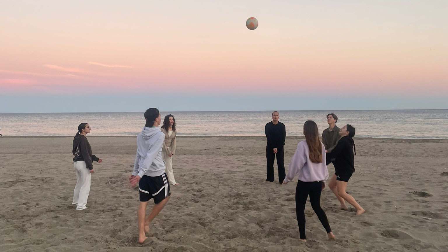 Bilden visar våra elever som spelar volleyboll på stranden i Fuengirola.