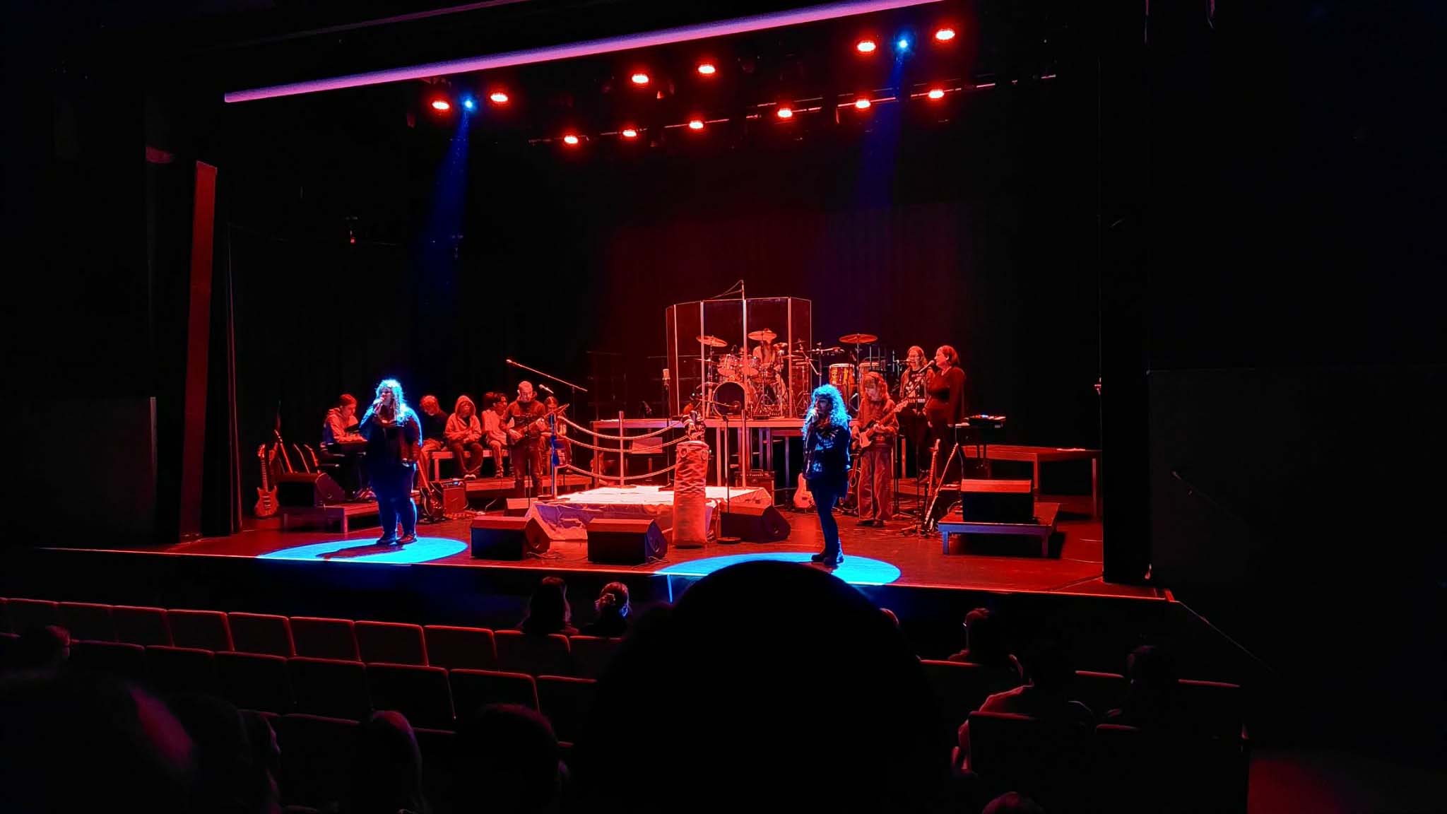 Bilden visar esteteleverna på Stora scen i musikalen "Den sista fightern".