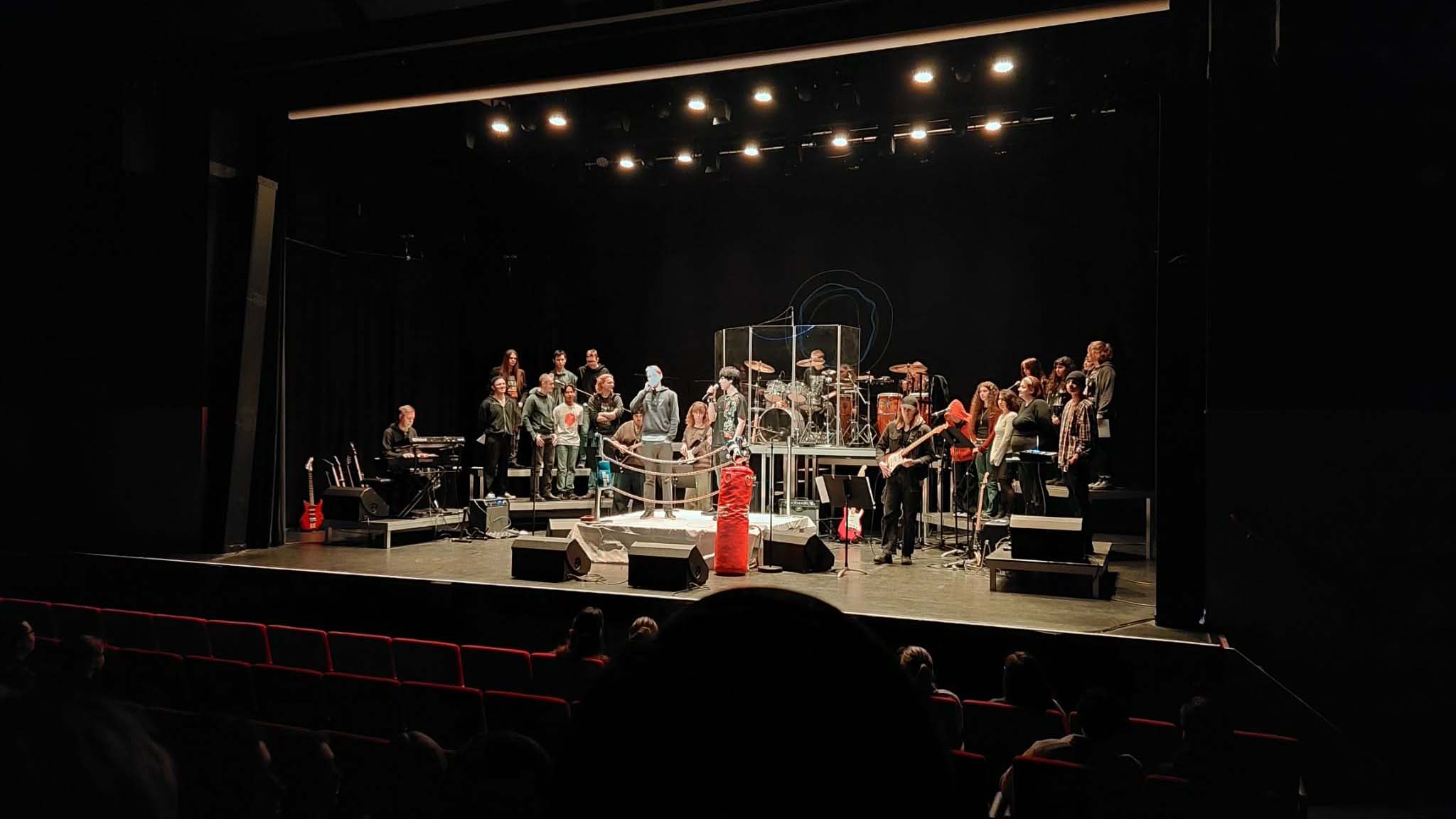 Bilden visar esteteleverna på Stora scen i musikalen "Den sista fightern".