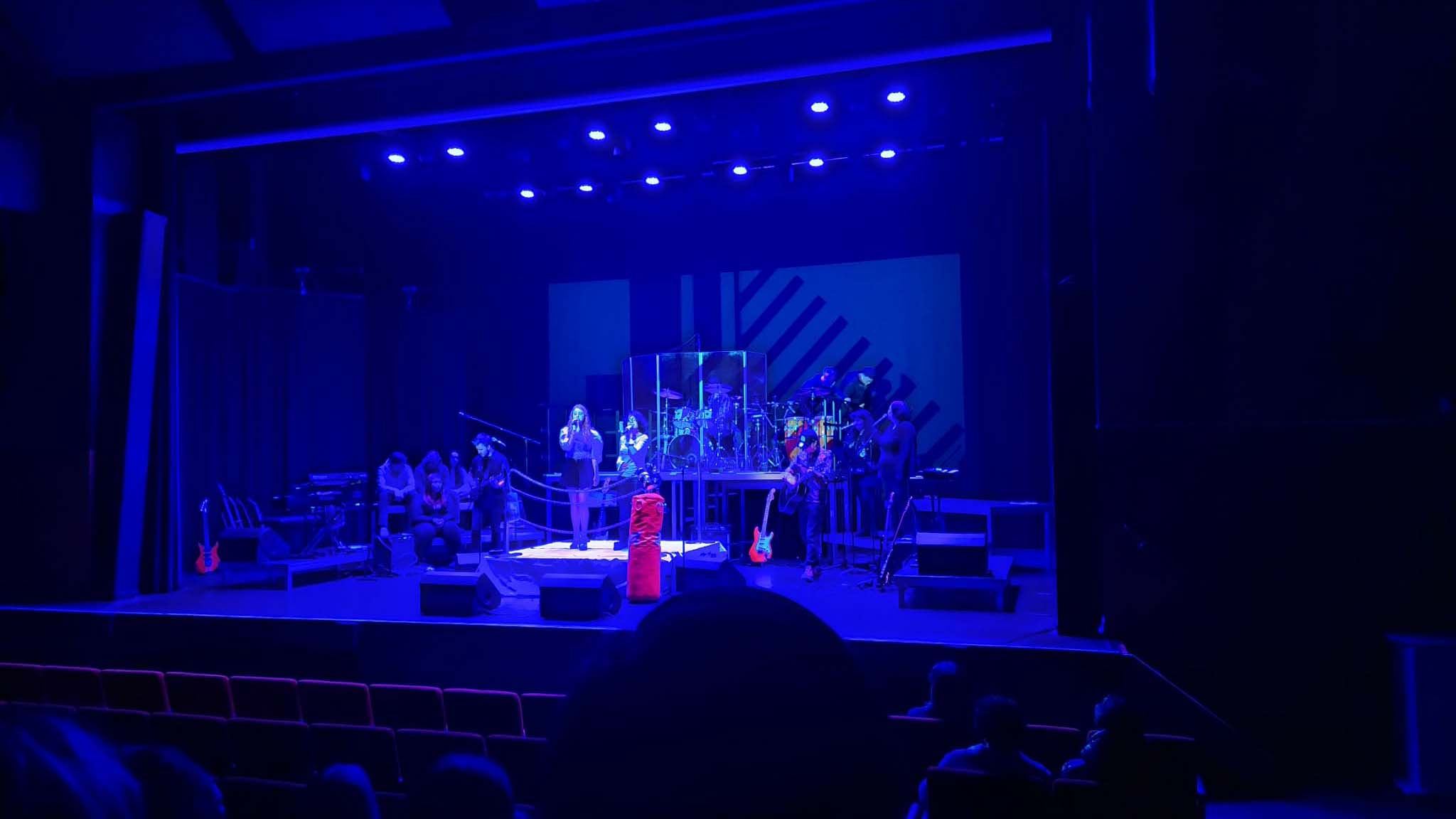 Bilden visar esteteleverna på Stora scen i musikalen "Den sista fightern".