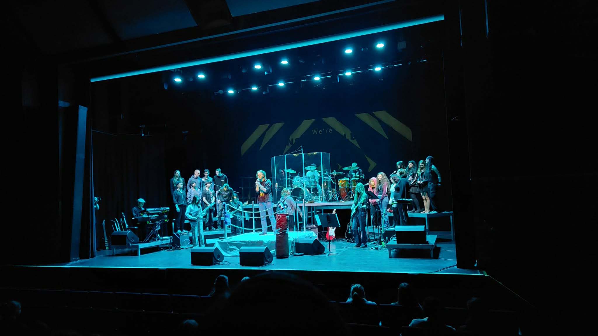 Bilden visar esteteleverna på Stora scen i musikalen "Den sista fightern".