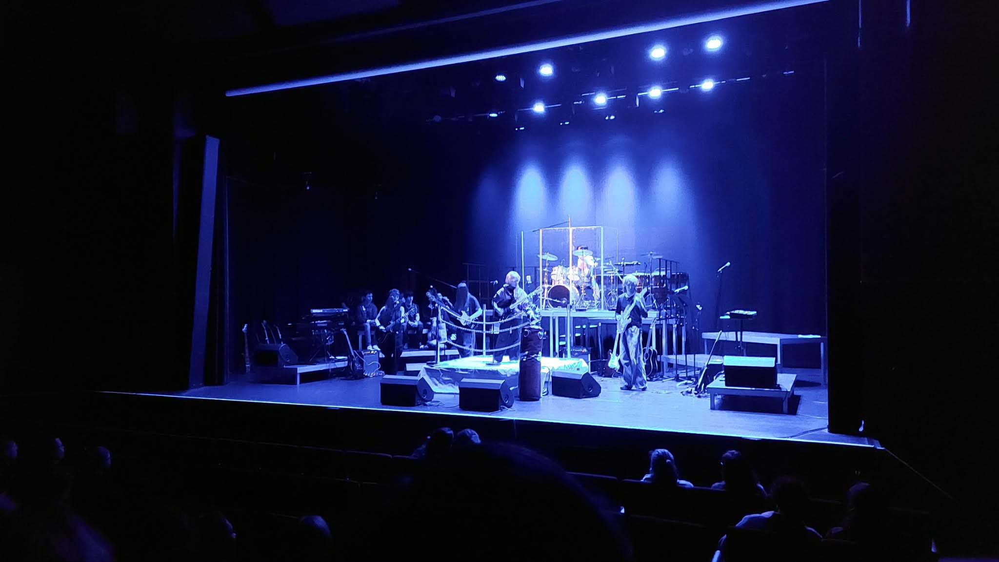 Bilden visar esteteleverna på Stora scen i musikalen "Den sista fightern".