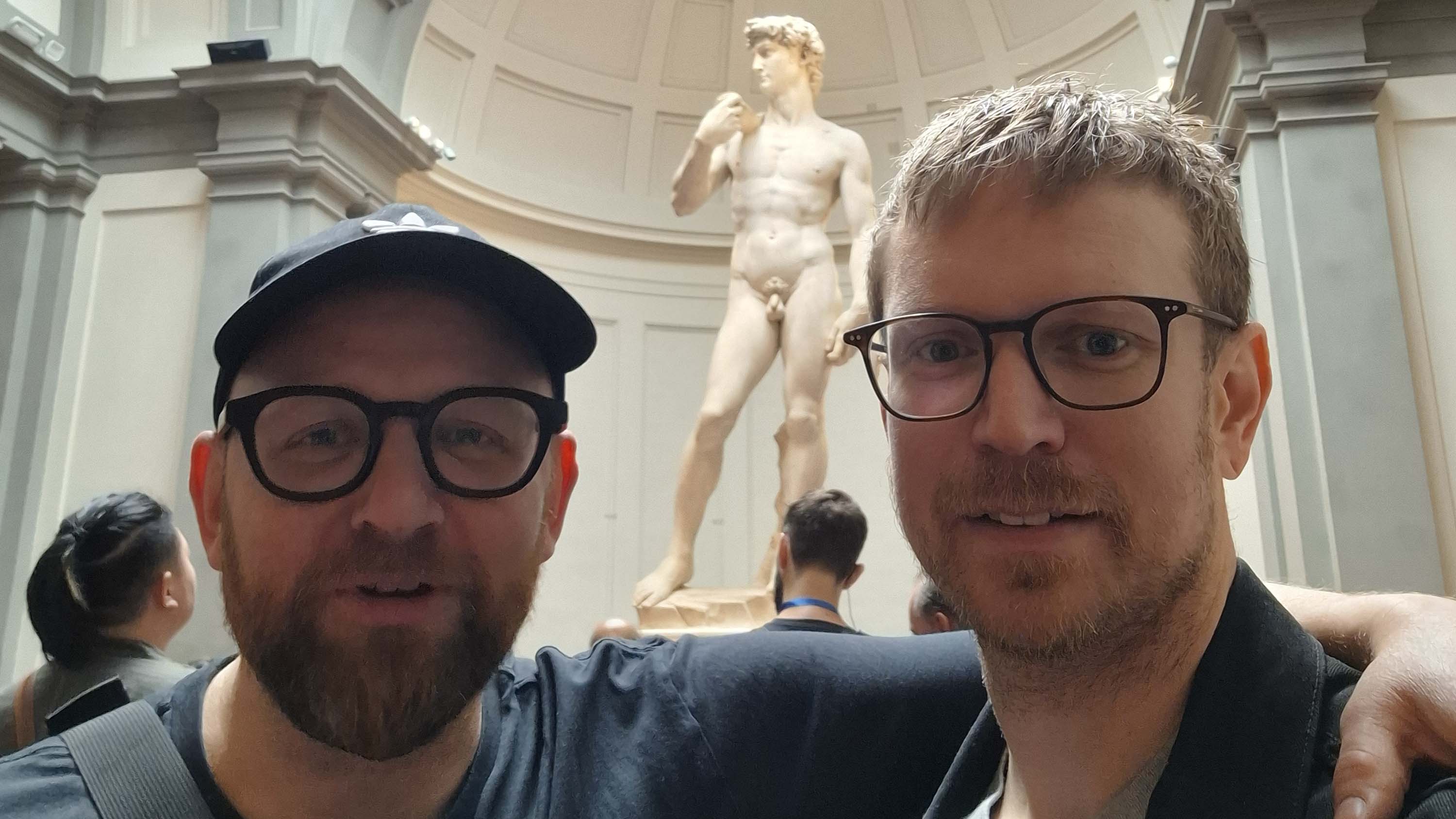 Anders och Jerker och en staty.