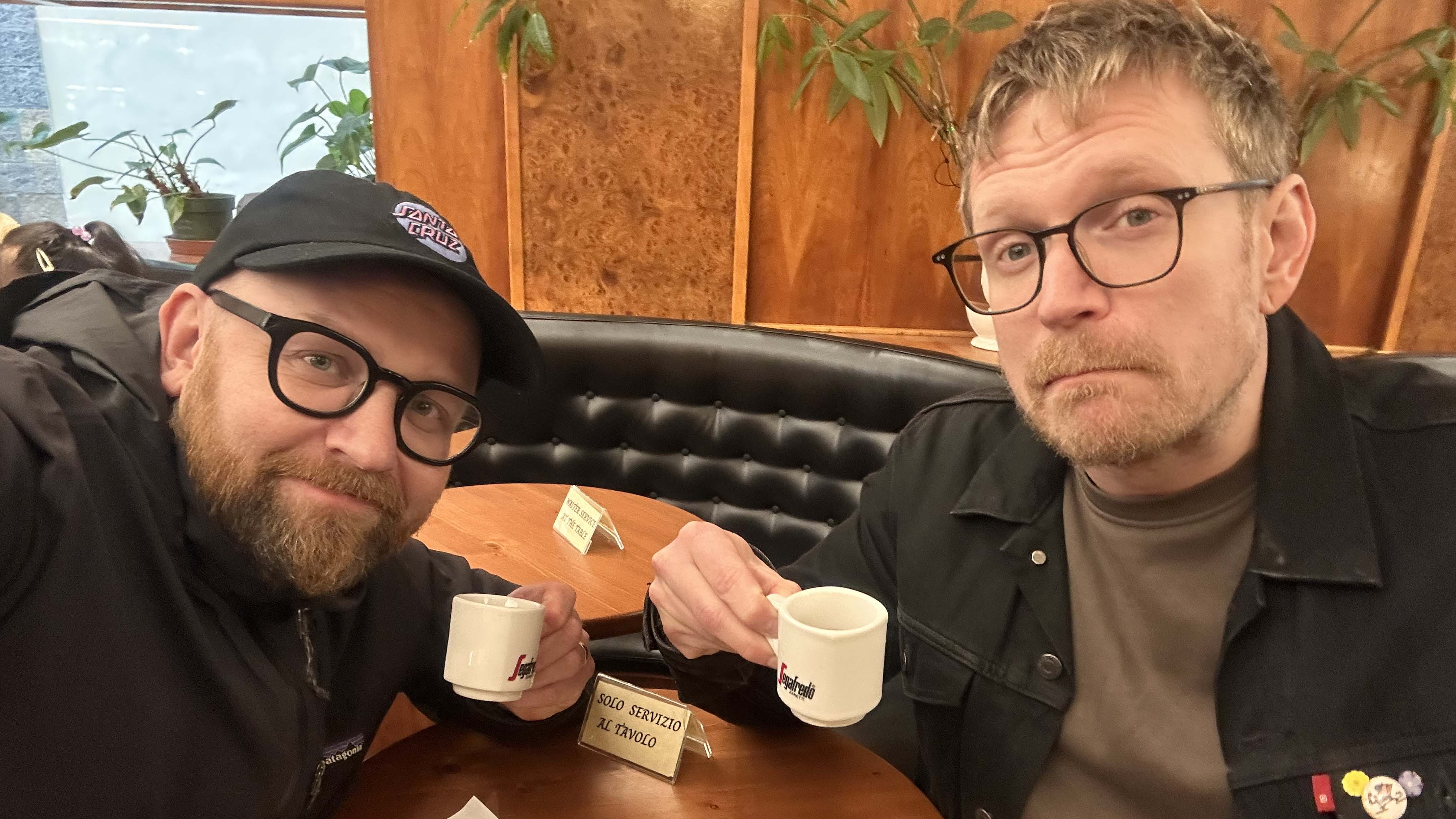 Bilden visar Jerker och Anders på ett fik i Florens. 