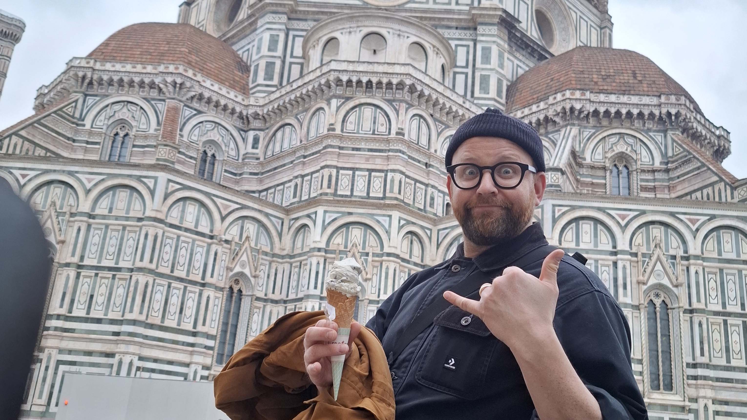 Bilden visar Jerker i Florens med en glass i handen.