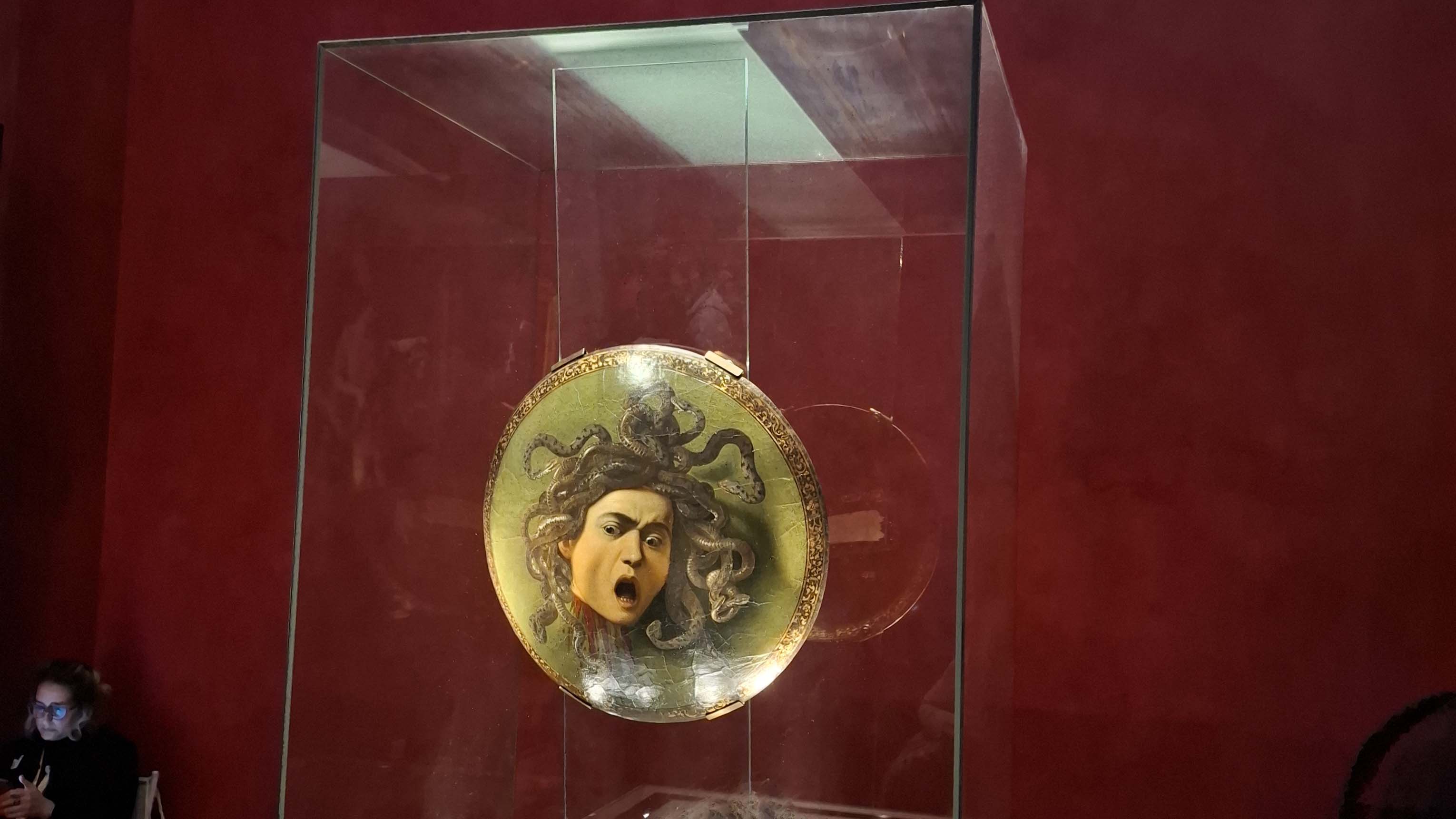 Bilden visar ett konstverk på ett muséum.