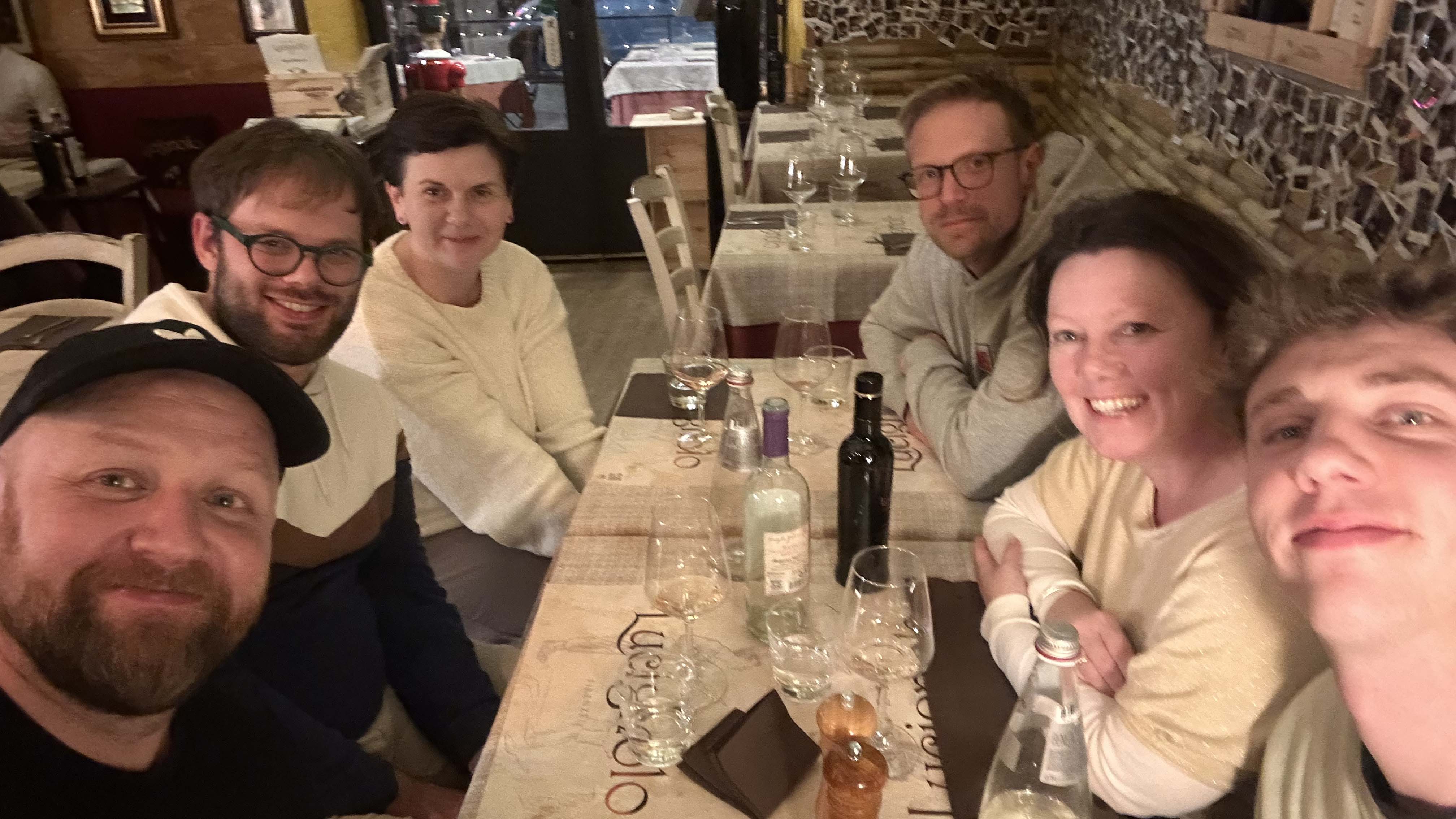 Restaurangbild med kurskamraterna.