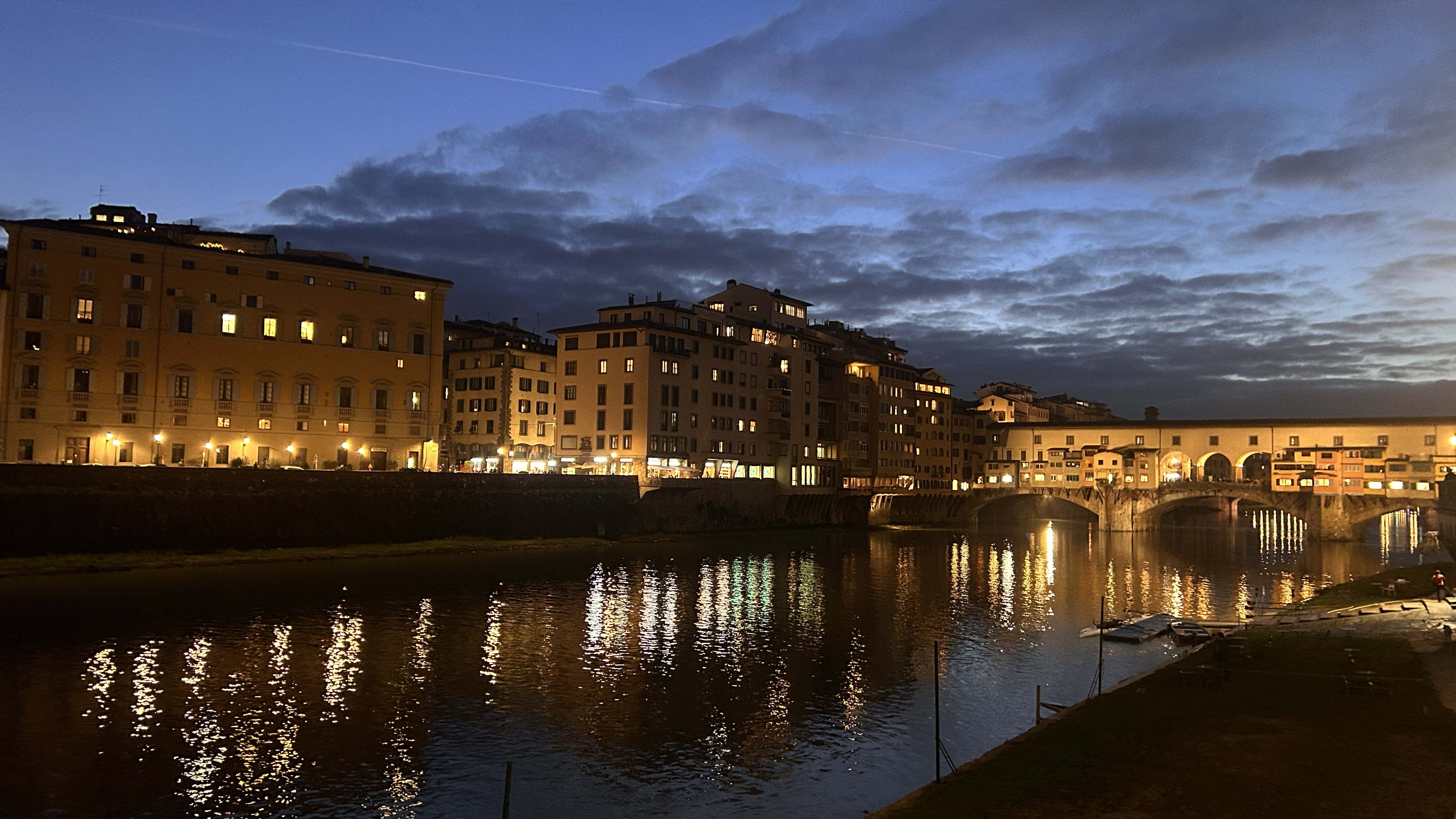 Bilden visar ponte vecchi i kvällsljus.