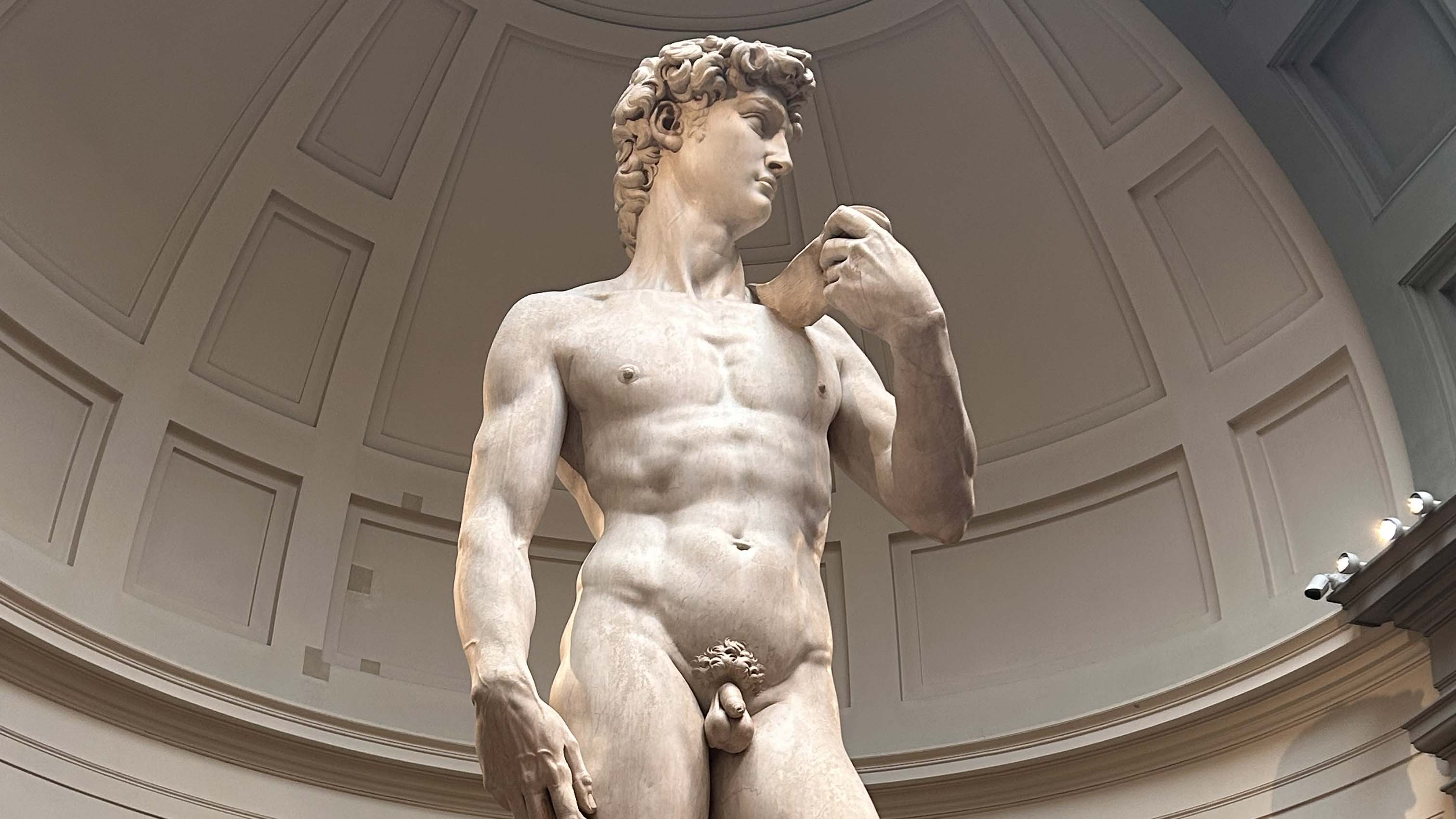 Bilden visar en marmorstaty.