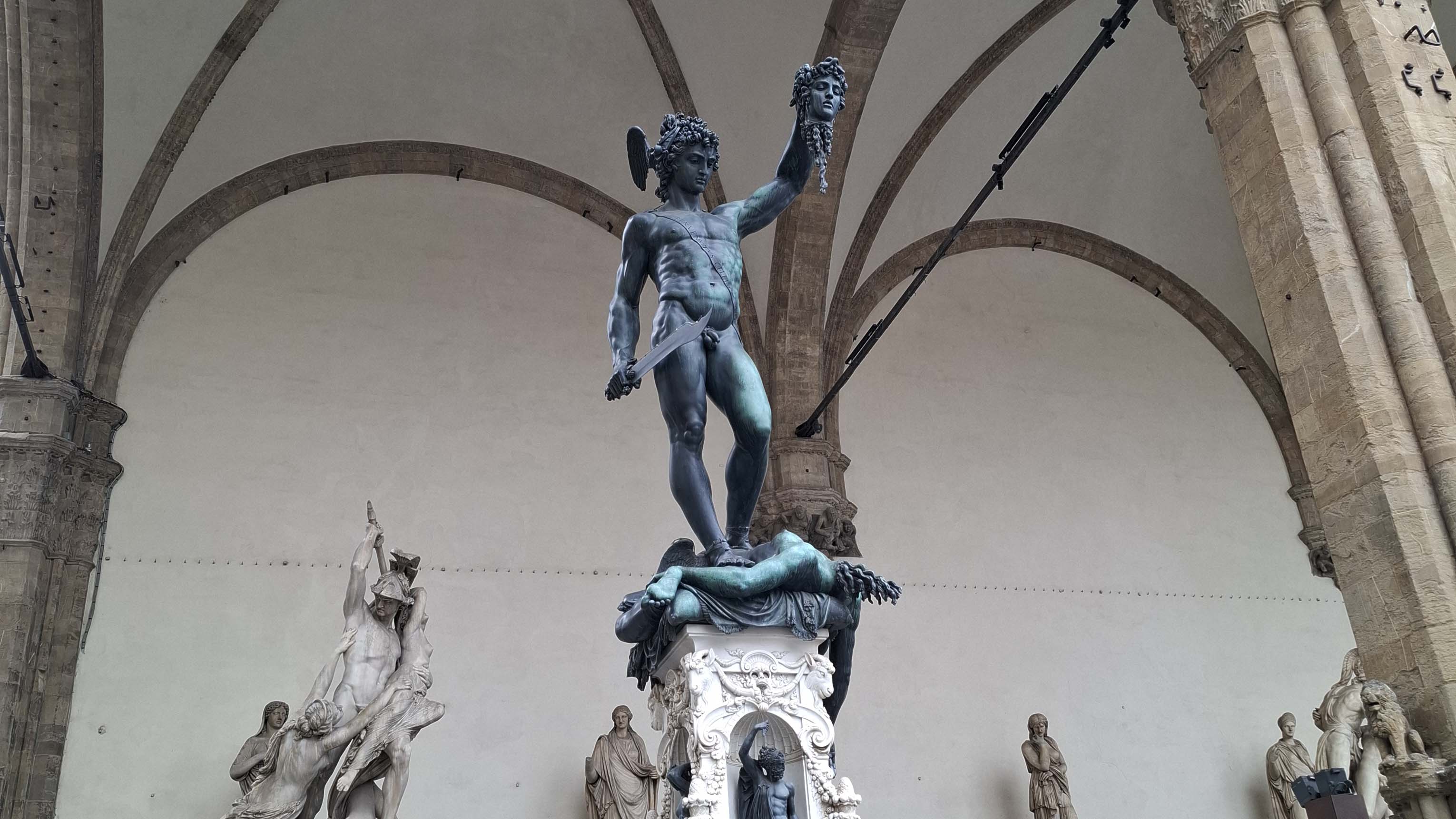 Bilden visar några statyer utanför det största muséet i Florens.