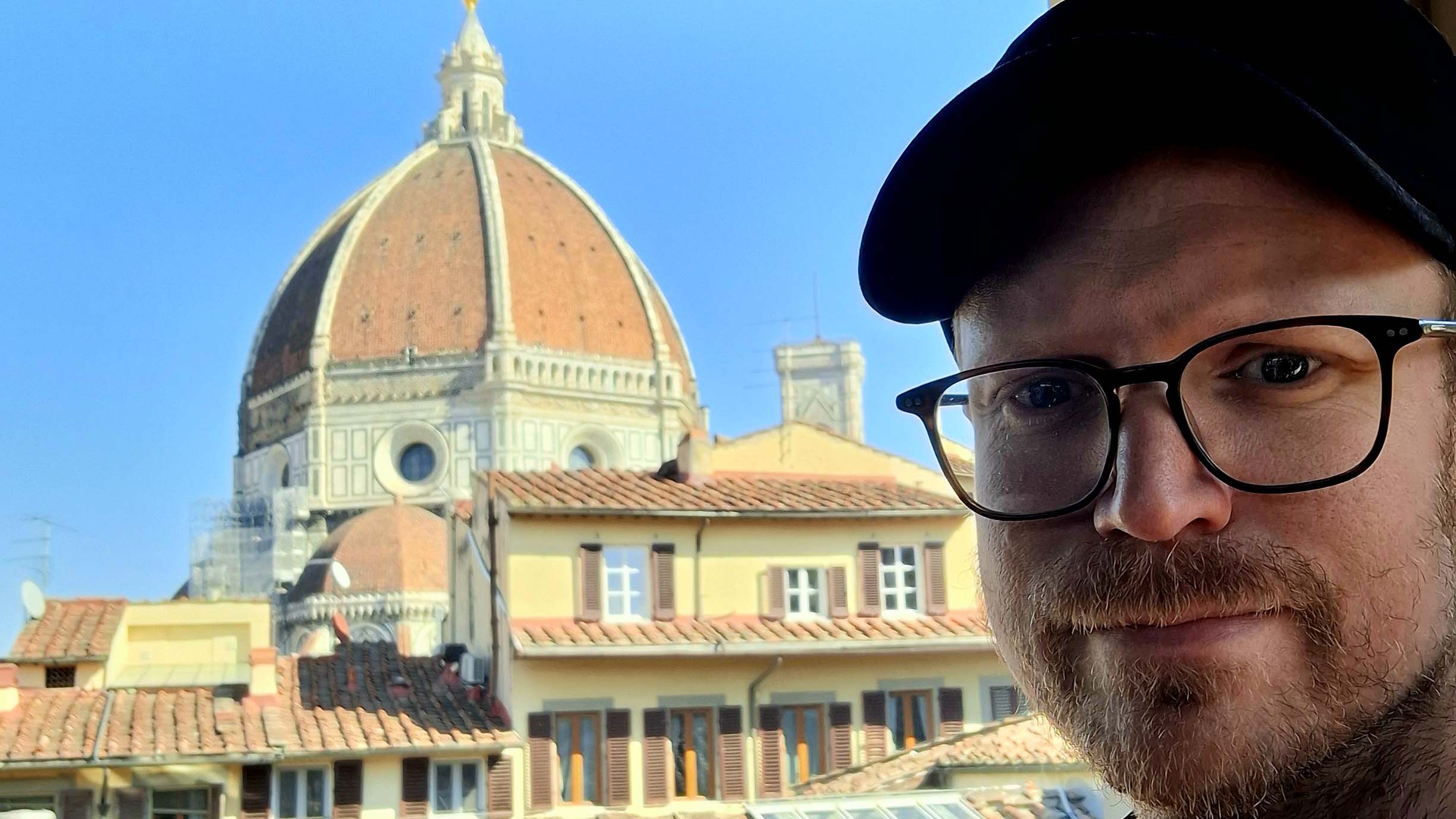 Bilden visar Anders som tittar ut över takåsarna.