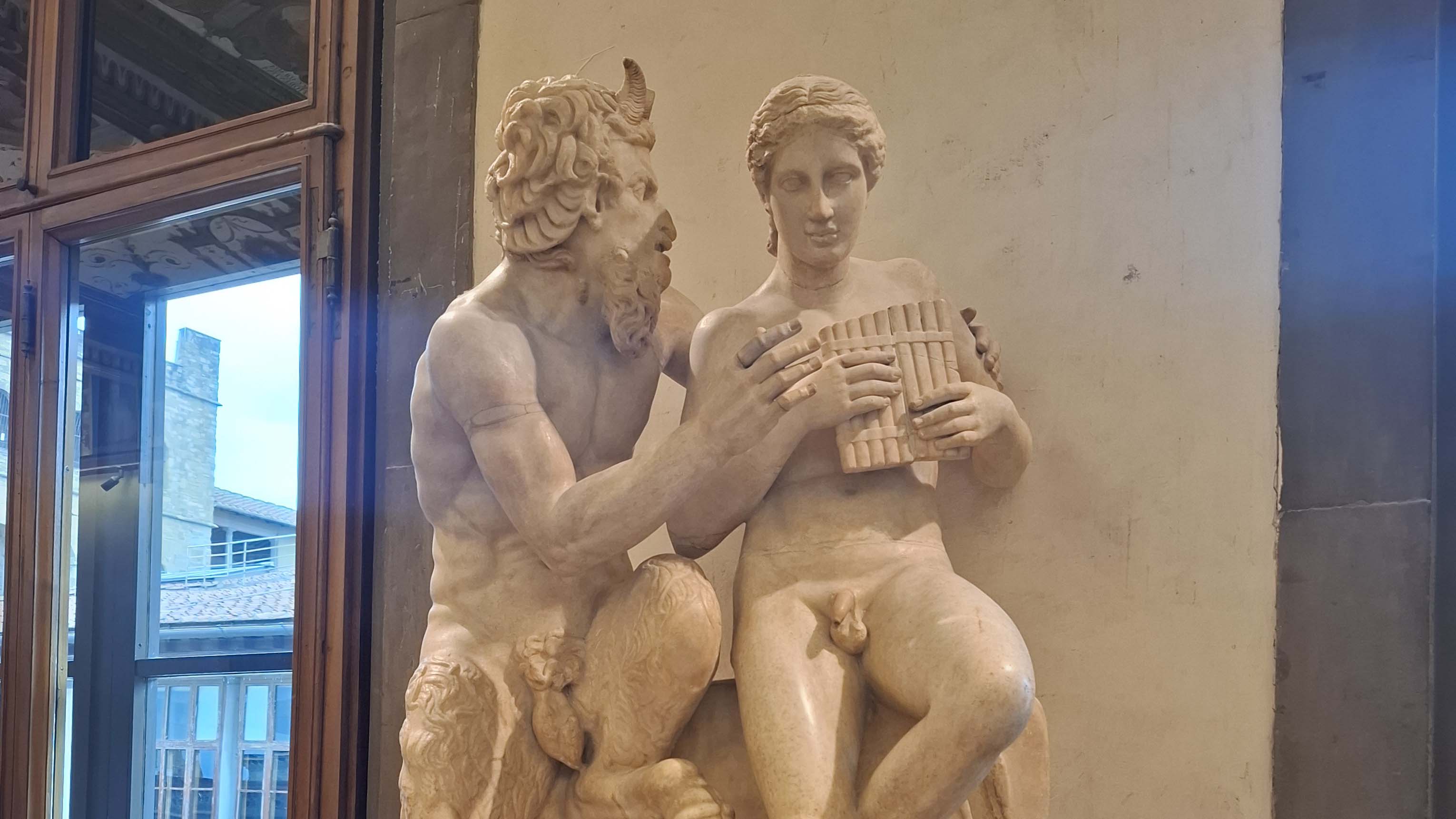 Bilden visar två marmorsstatyer.