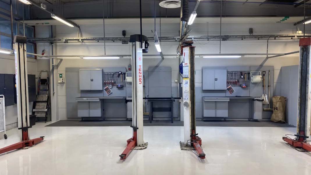 Bilden visar några av fordonshallens lyftar.