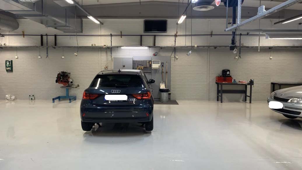 Bilden visar en audi som ska repareras i fordonshallen.