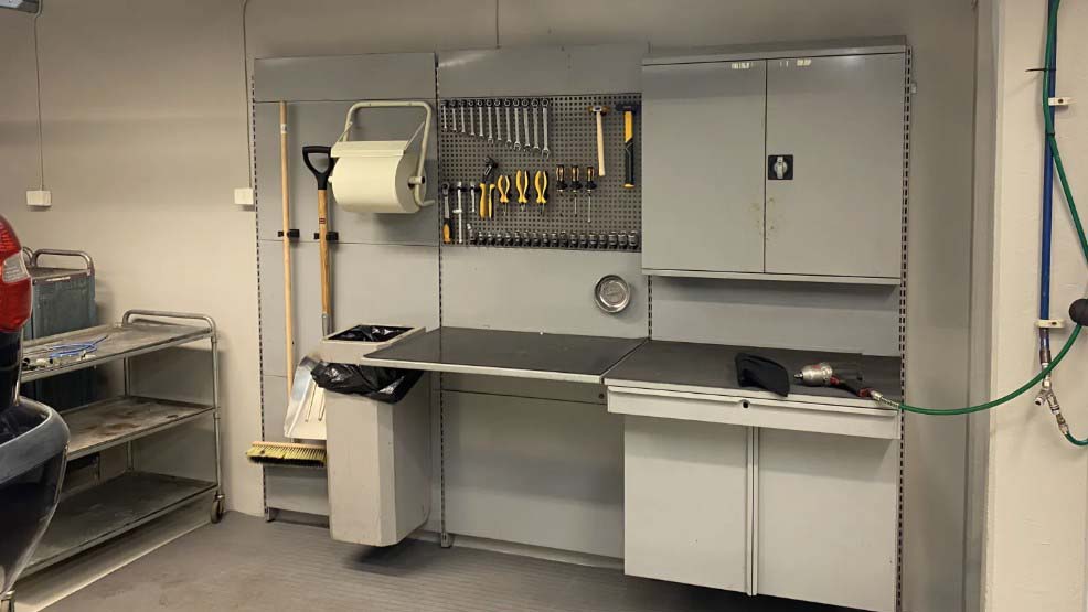 Bilden visar en arbetsstation i den nyrenoverade fordonshallen.