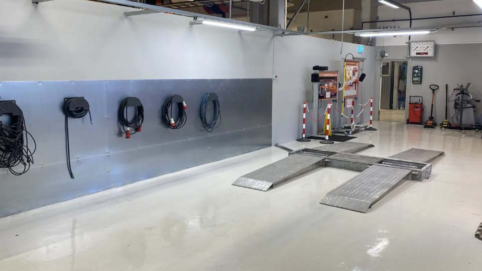 Bilden visar en del av den nyrenoverade fordonshallen.