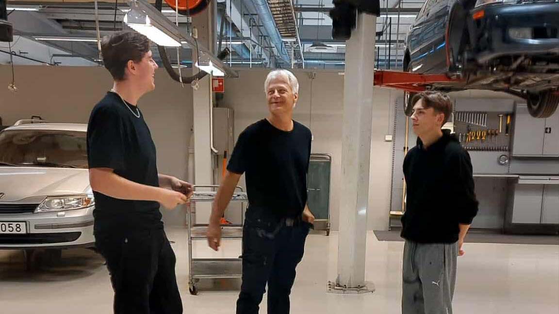 Bilden visar fordonslärare Henrik tillsammans med två elever.