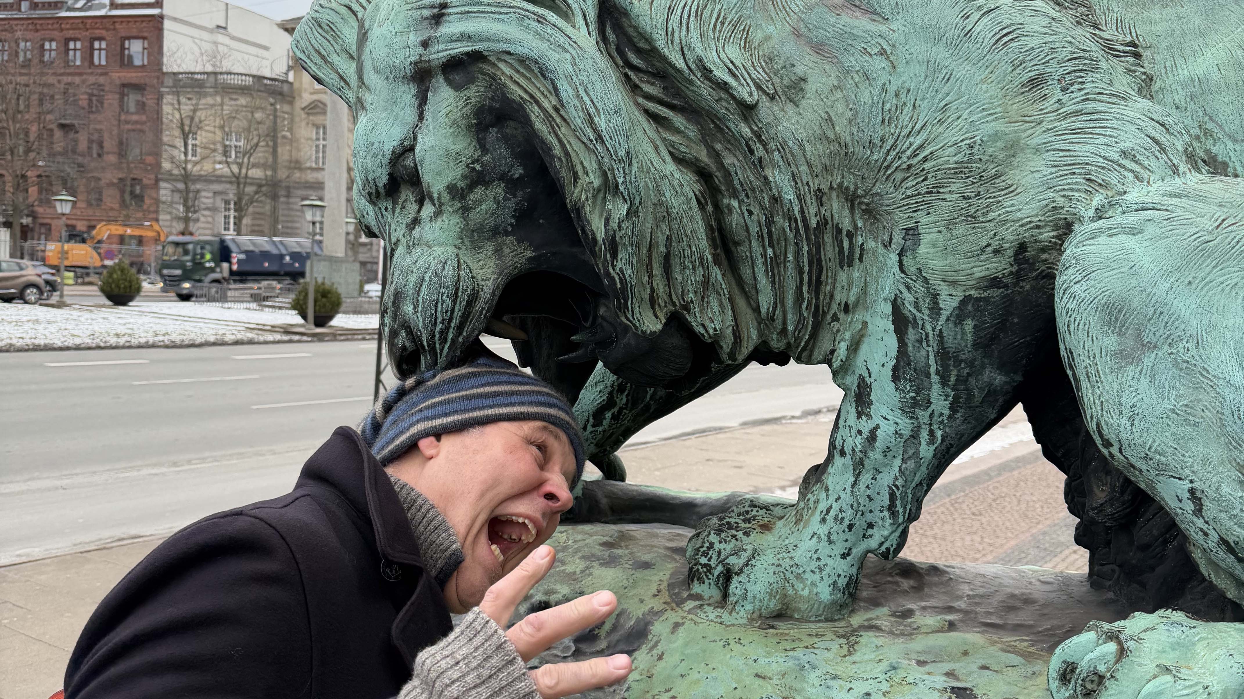NA23 i Köpenhamn och läraren Peter interagerar med en staty.
