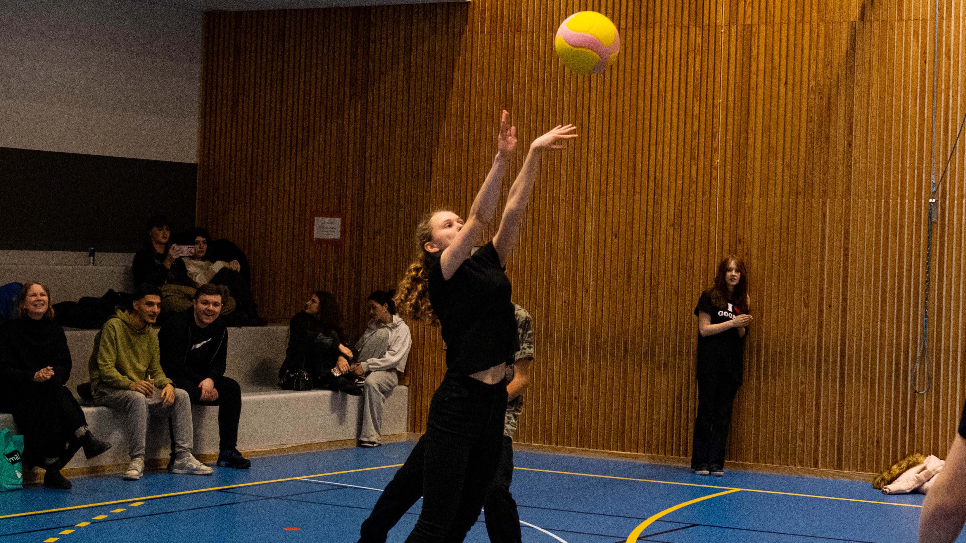 Bilden visar en sekvens från estetlagets snygga räddning.