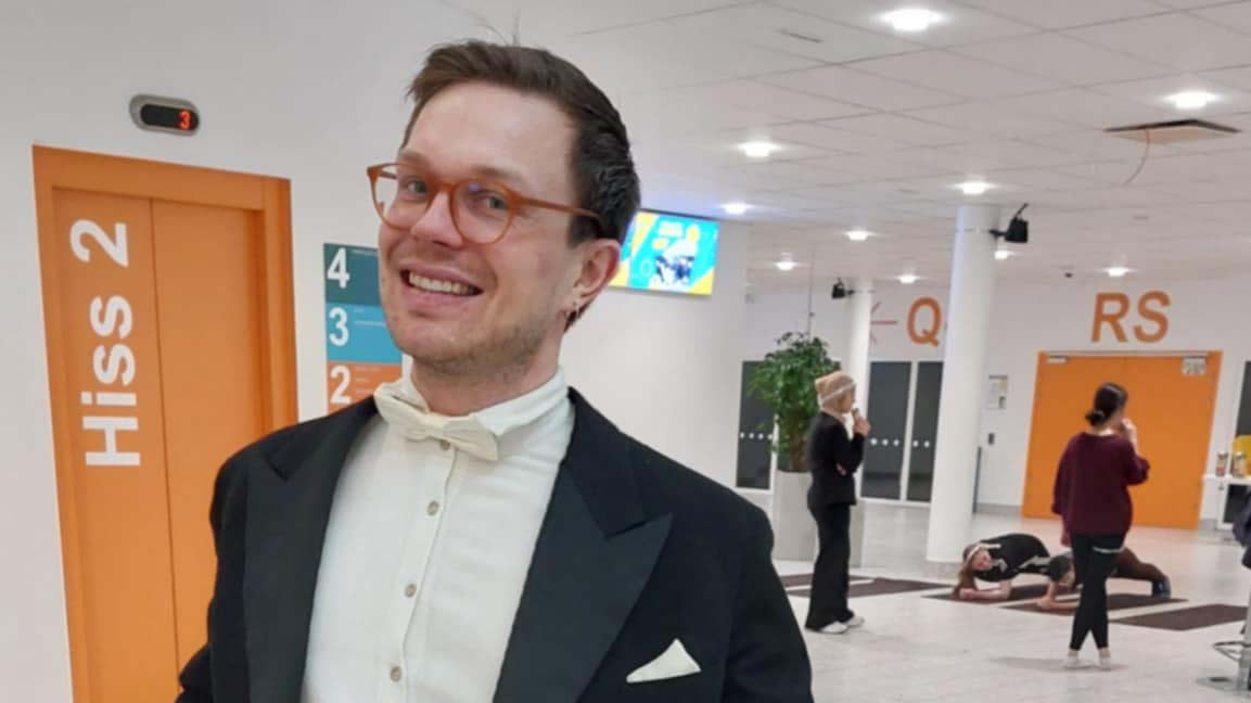 Bilden visar Anton i stilig frack. Han dirigerade morgonens Lucia-tåg i aulan.