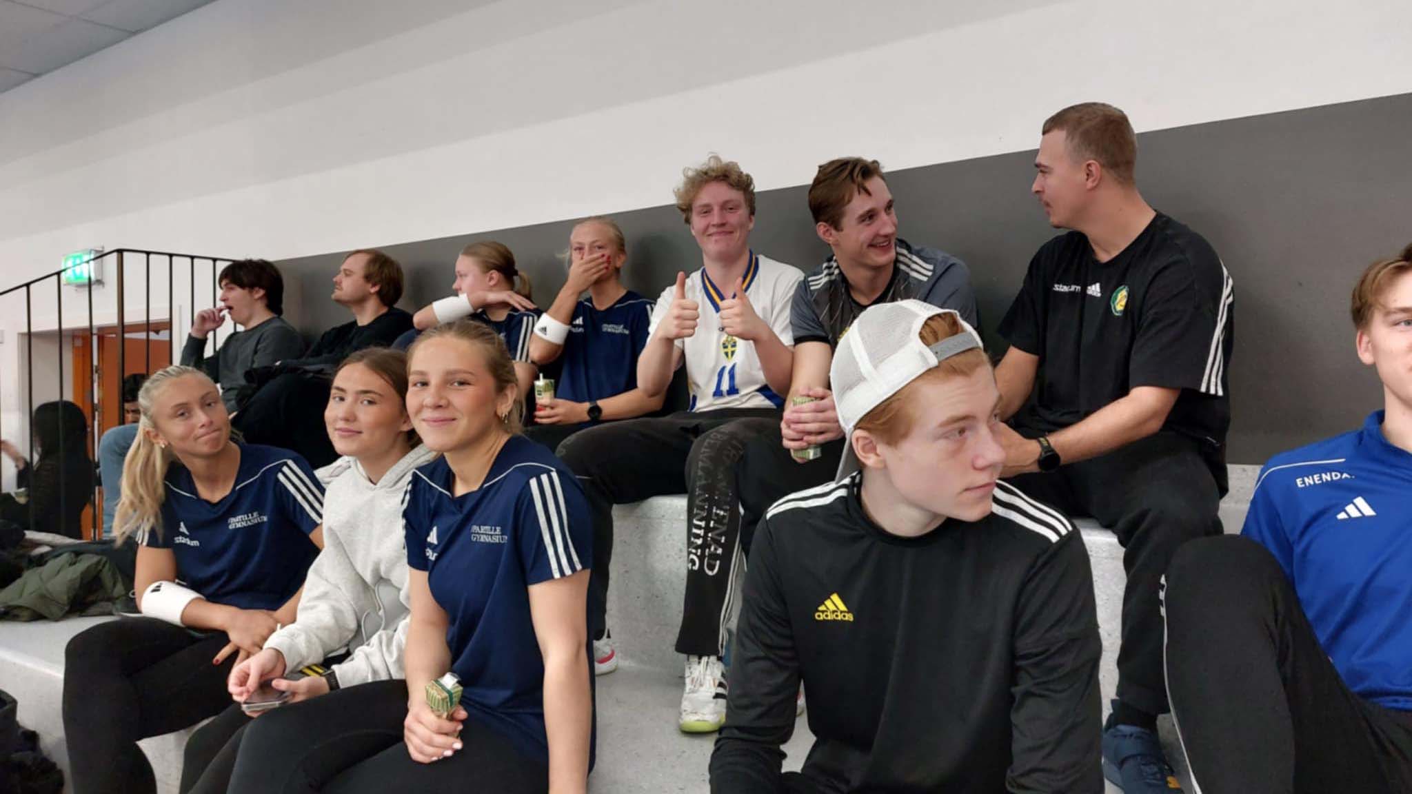 Bilden visar glada elever som hoppas på vinst i turneringen.