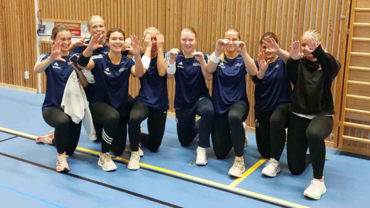 Bilden visar bästa tjejlaget efter vinsten mot byggarna.