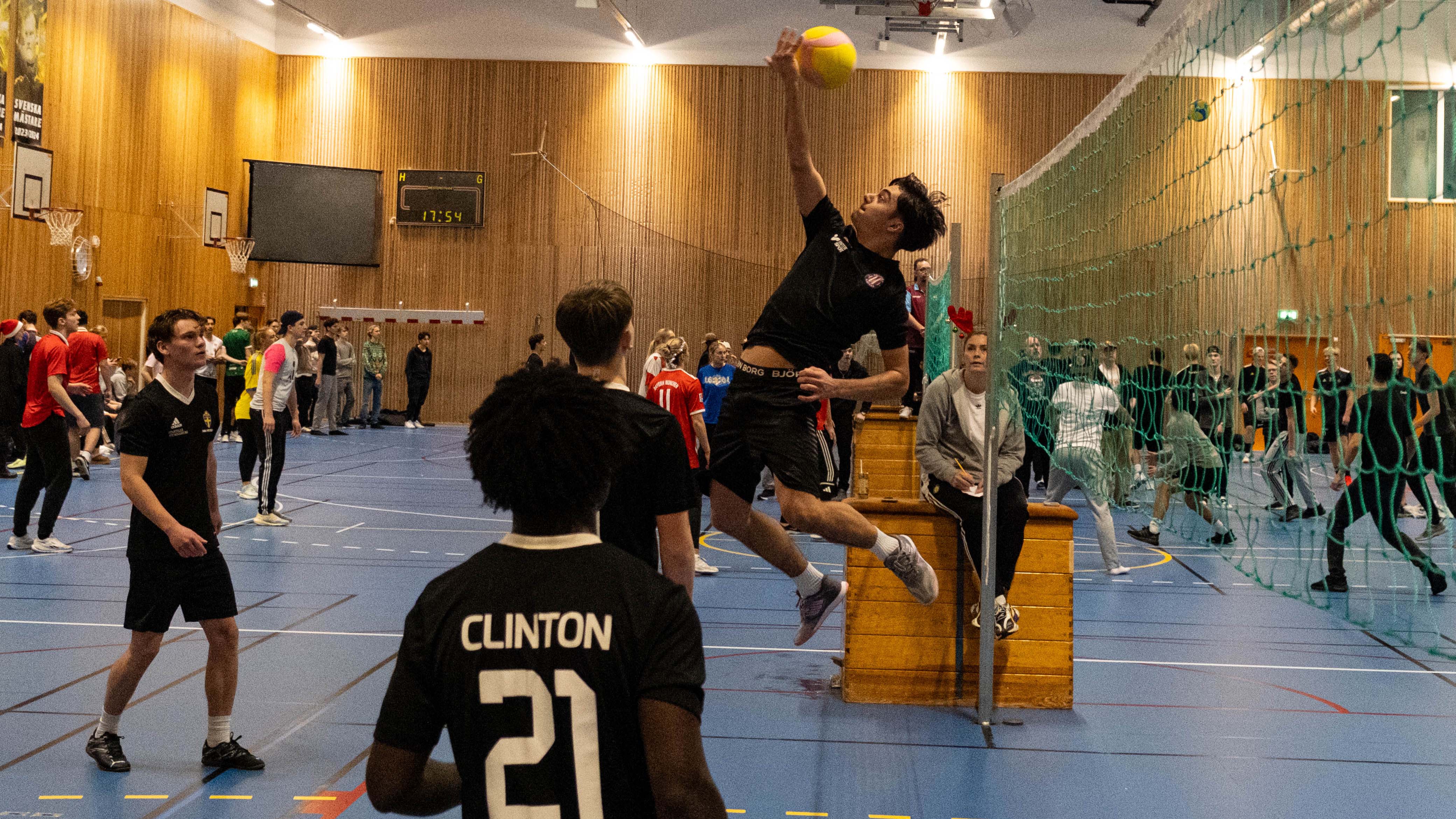 Bilden visar en del av en volleybollmatch.
