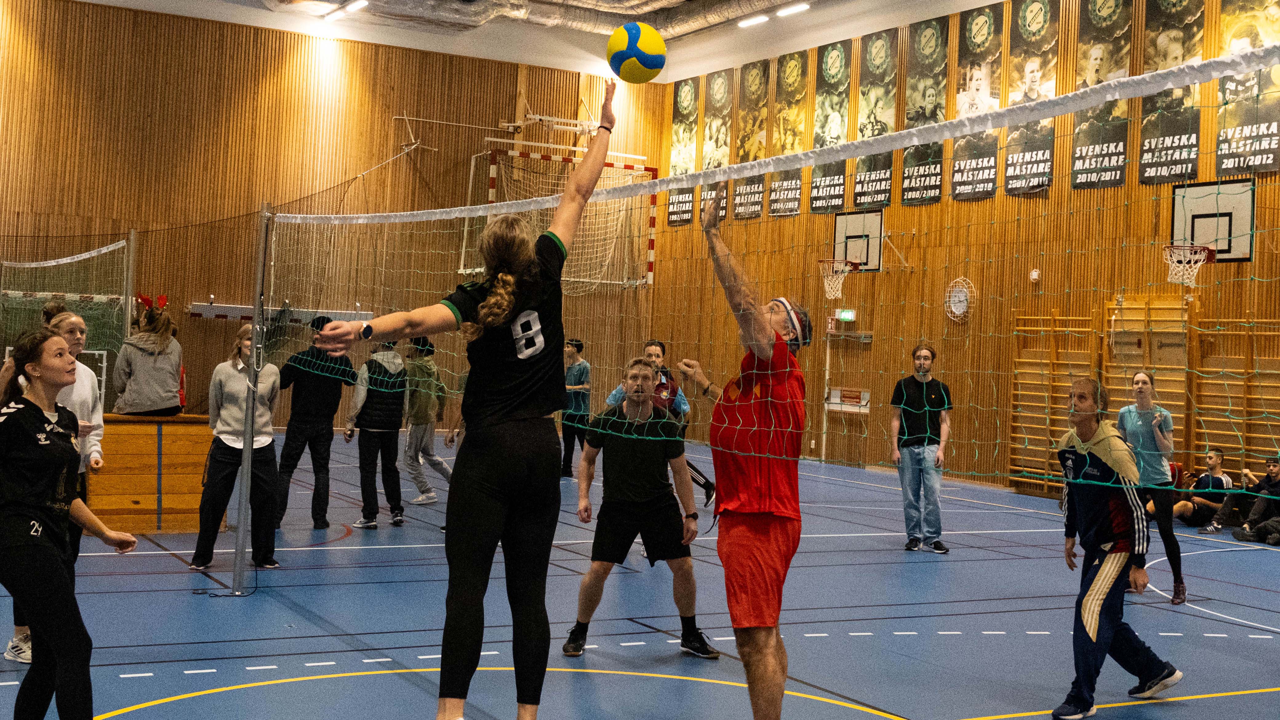 Bilden visar en del av matchen som eleverna vinner mot lärarna.