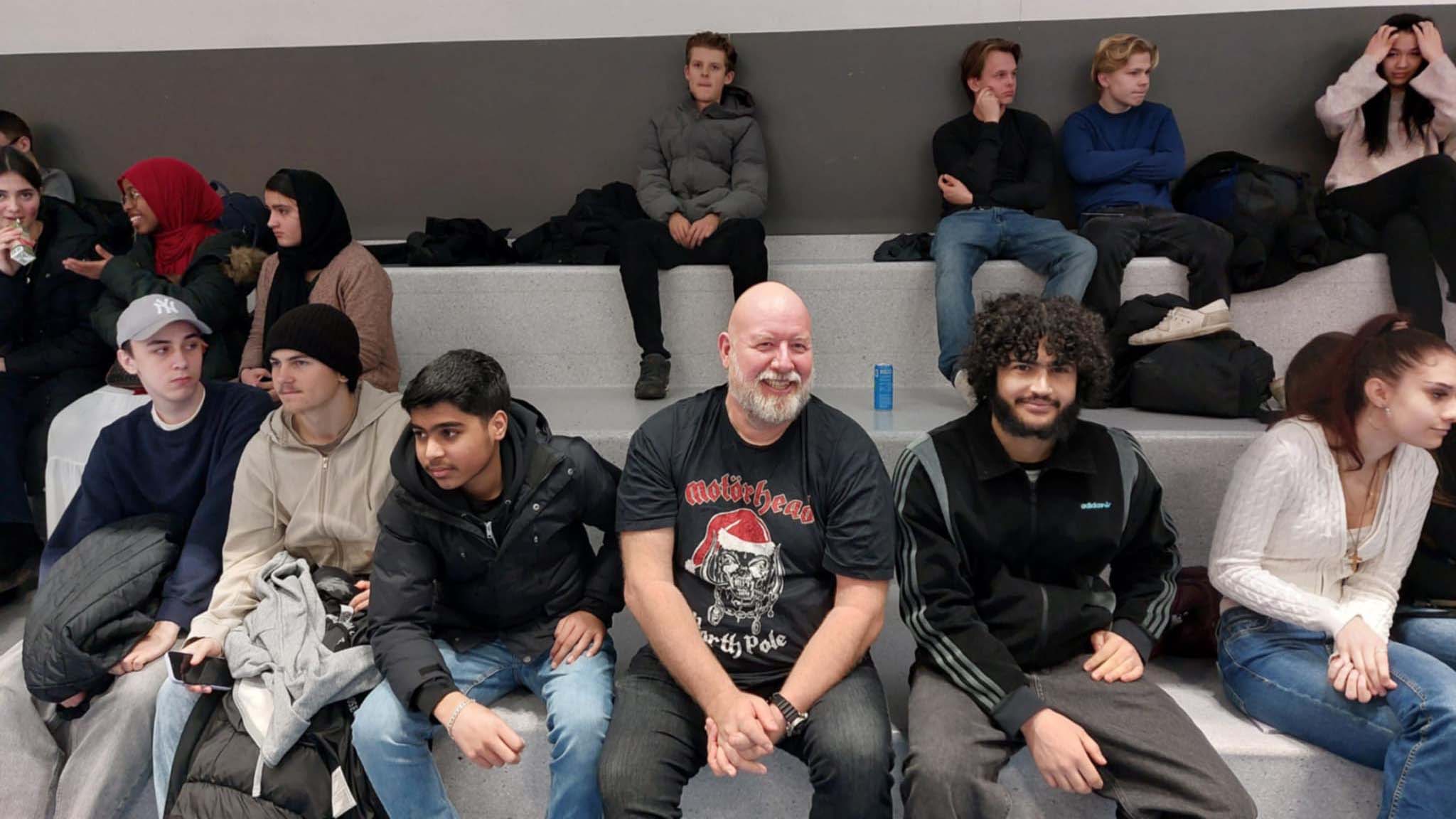 Bilden visar Freddan tillsammans med några av hans elever.