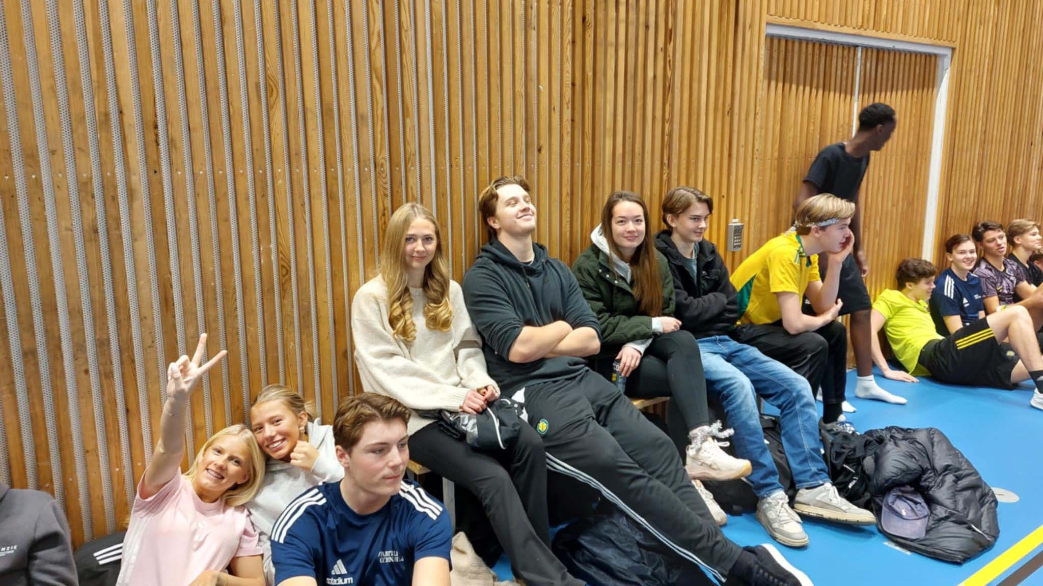 Bilden visar en glad publik.