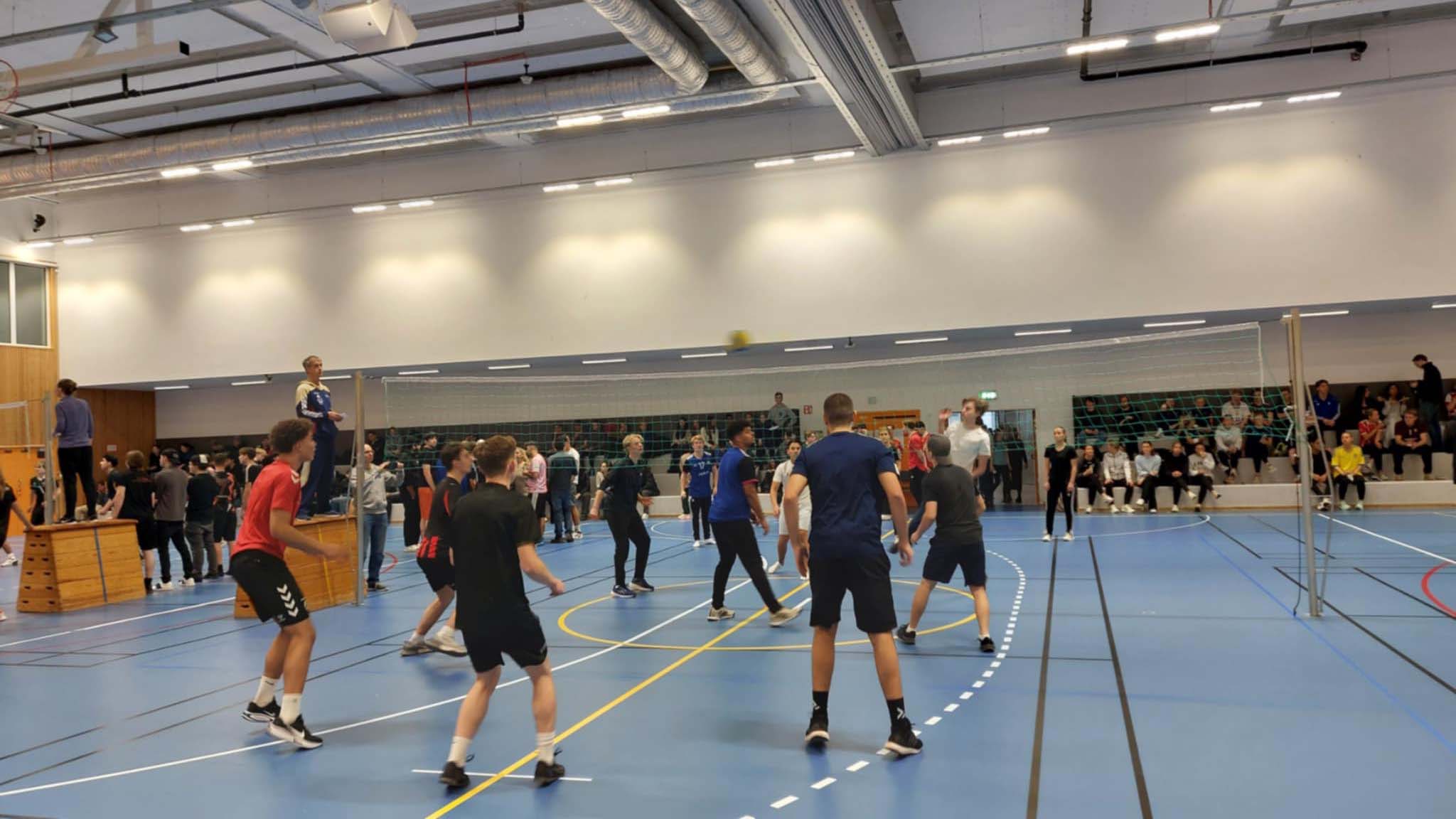 Gruppen visar en gruppspelsmatch.