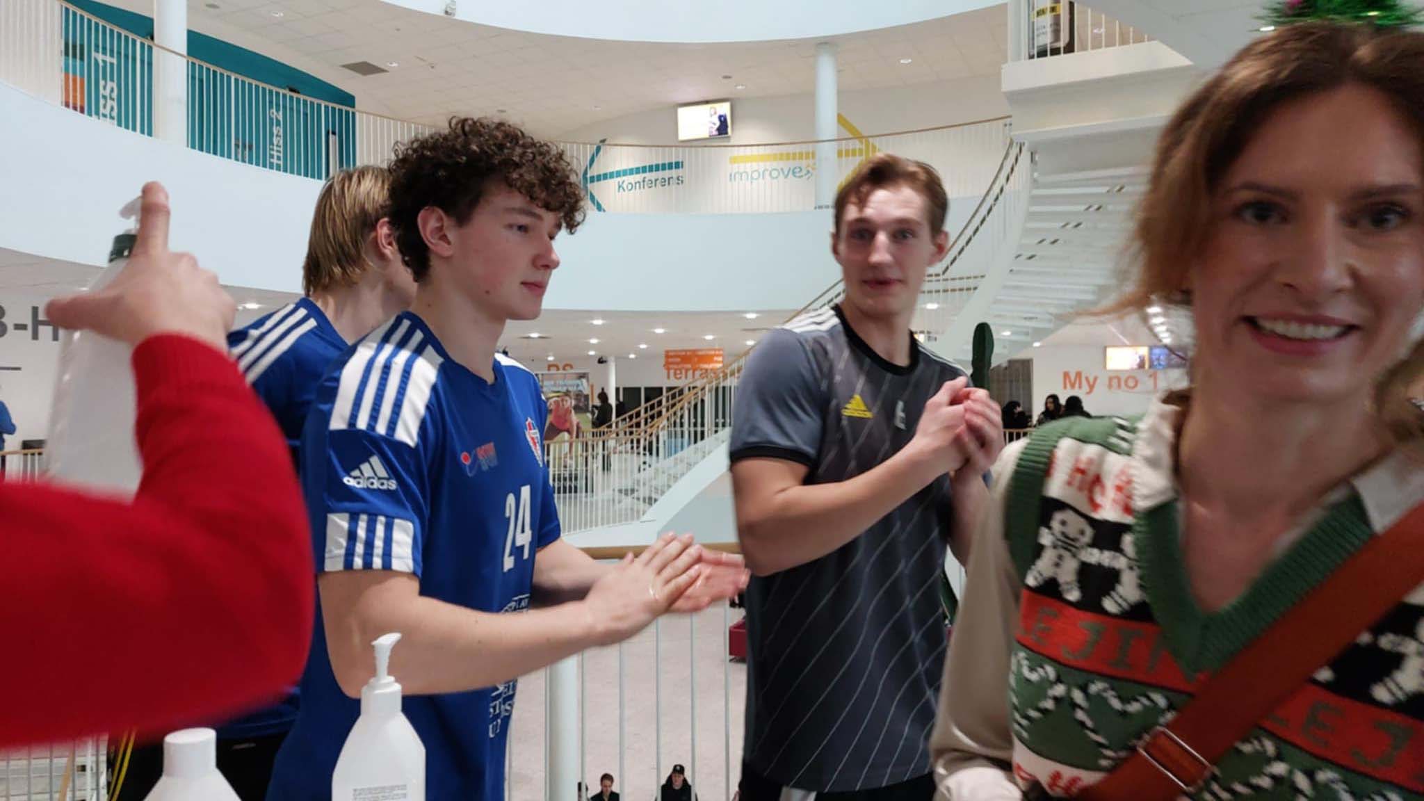 Bilden visar ett gäng elever som fyller på med energi med Skolrestaurangens goda hamburgare.