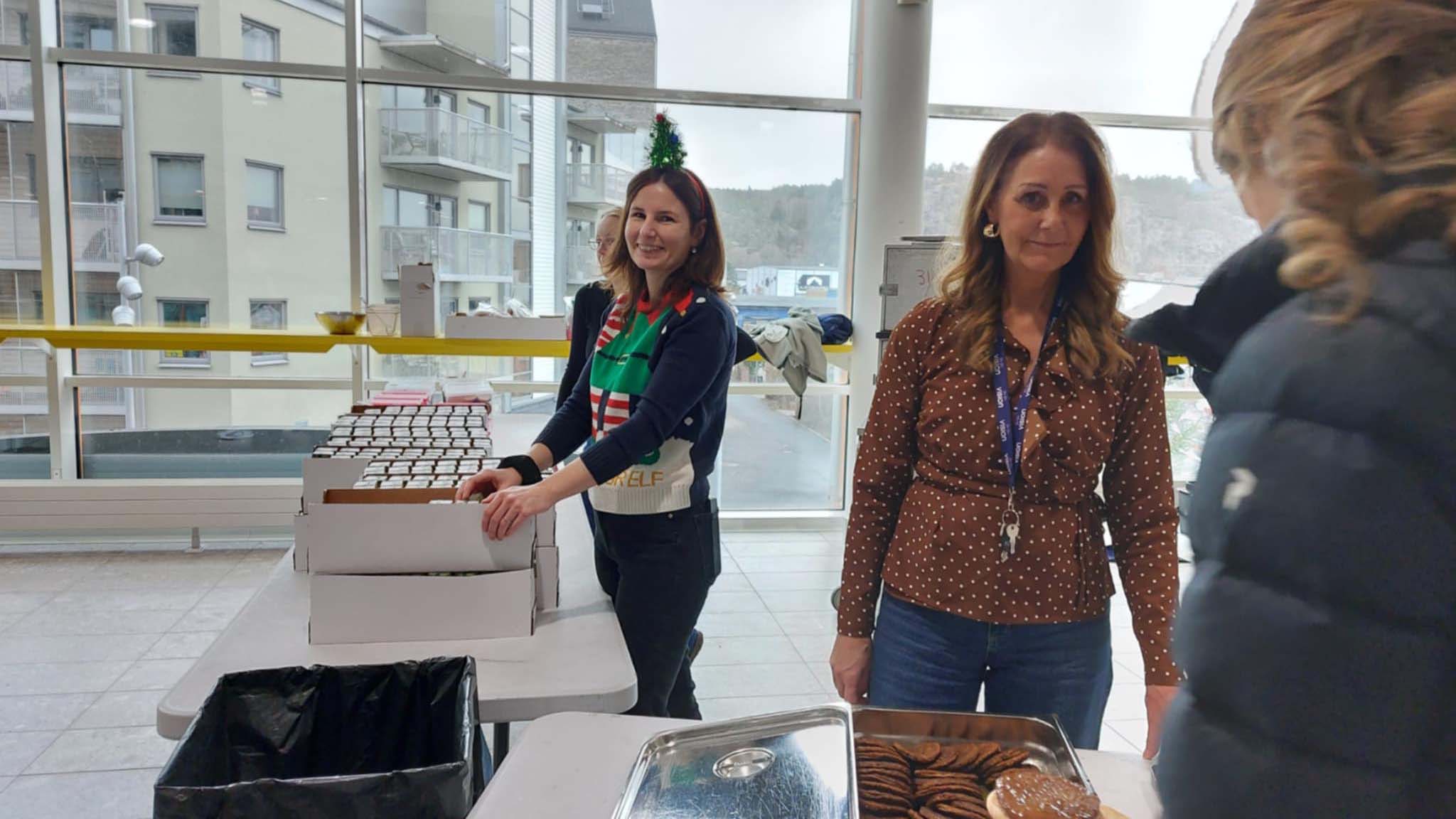 Bilden visar Karin och Monica som hjälper till att servera maten.