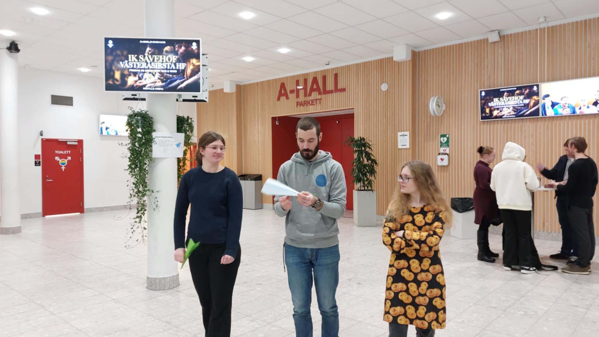 Bilden visar Fabian med elever som håller på med något pyssel.